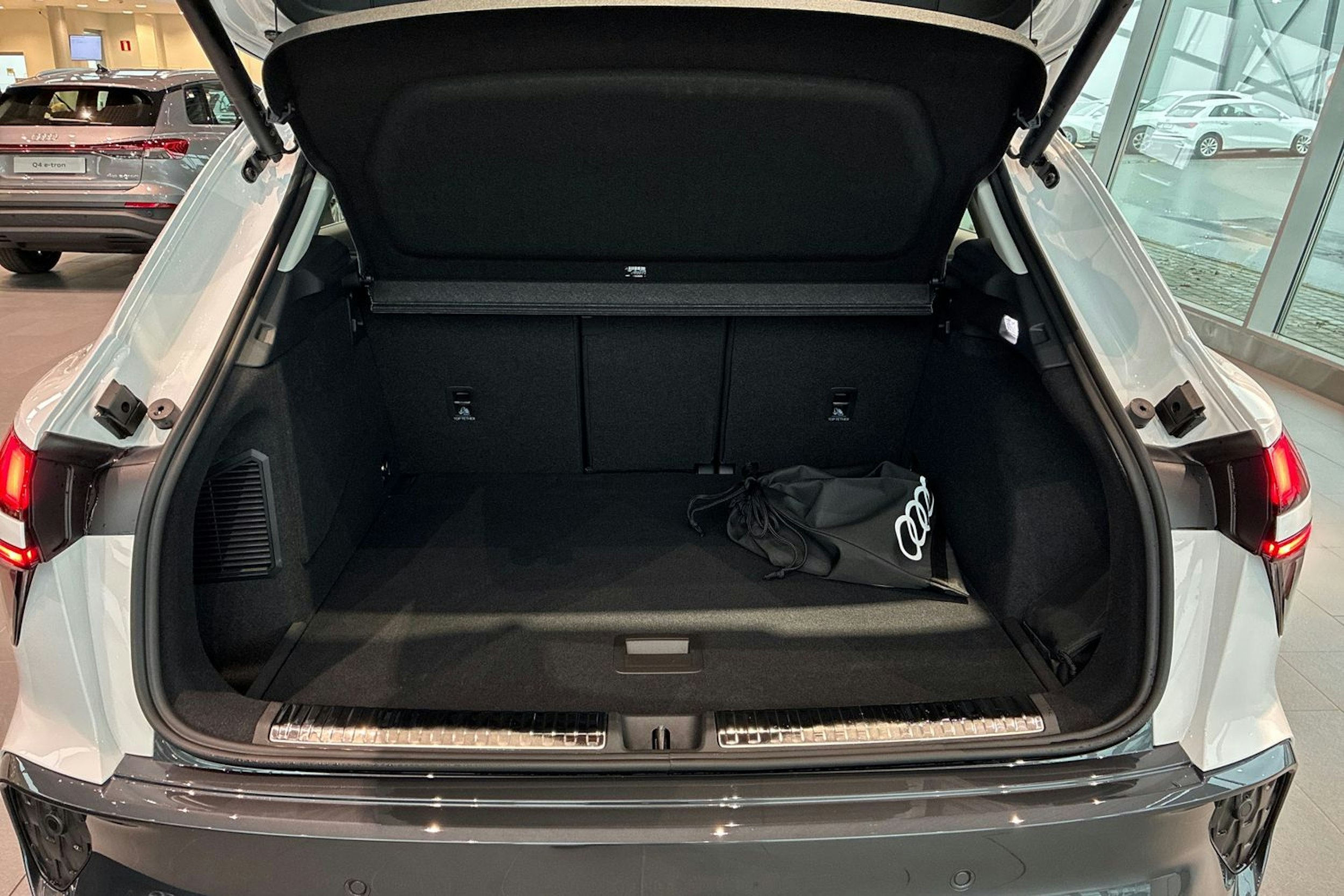 valkoinen Audi Q3 2026 kuva 12.