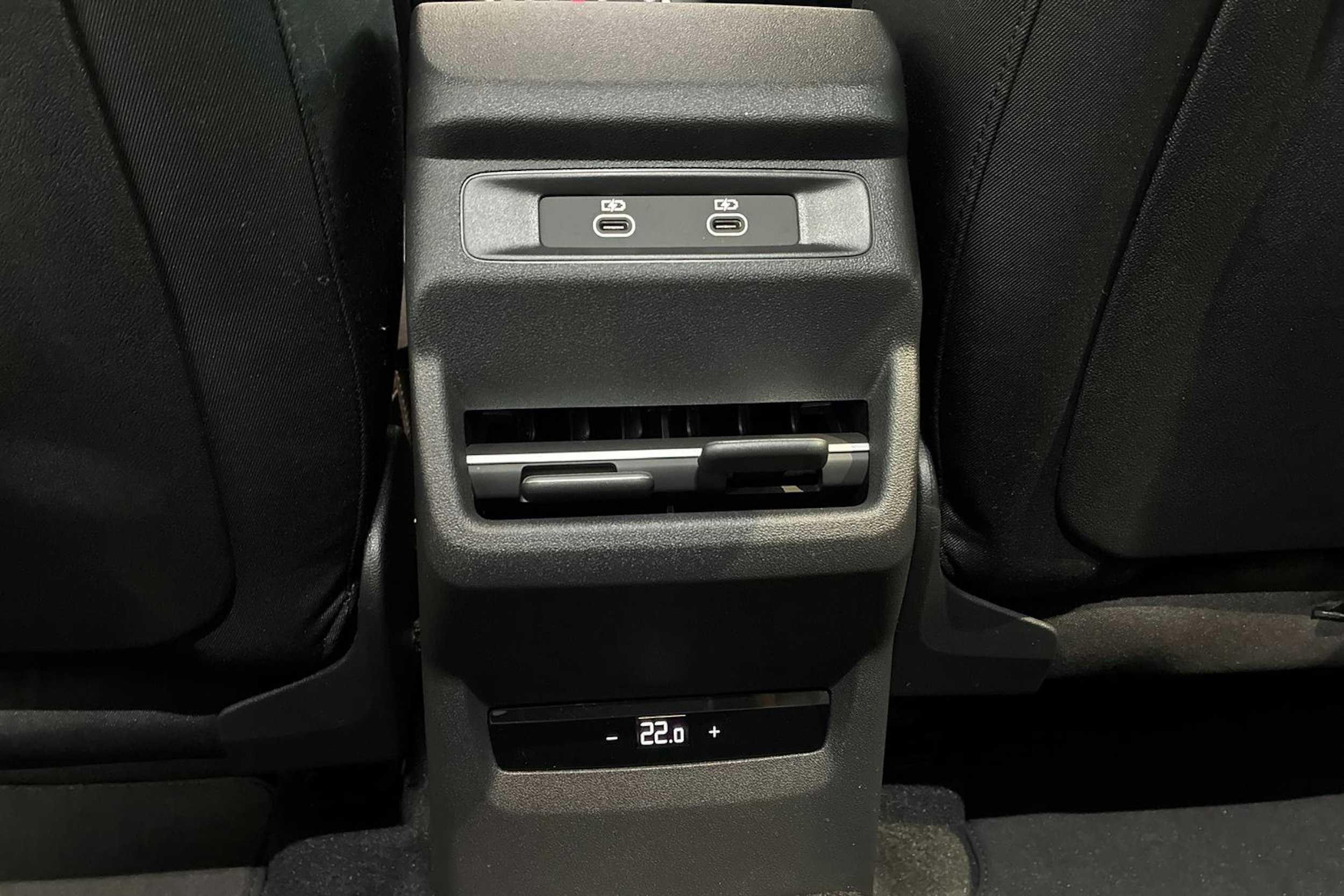 valkoinen Audi Q3 2026 kuva 14.