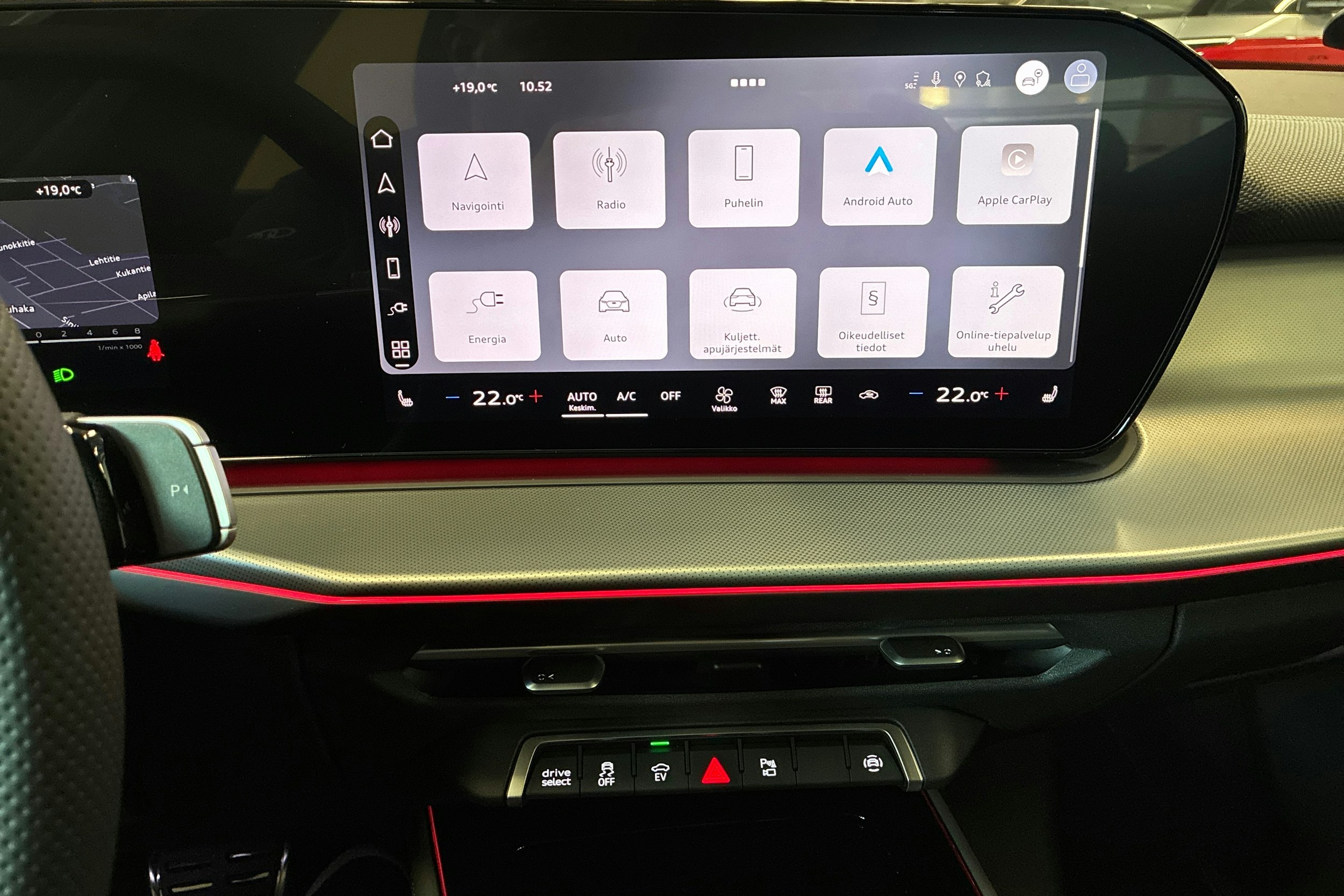 punainen Audi Q3 2026 kuva 12.