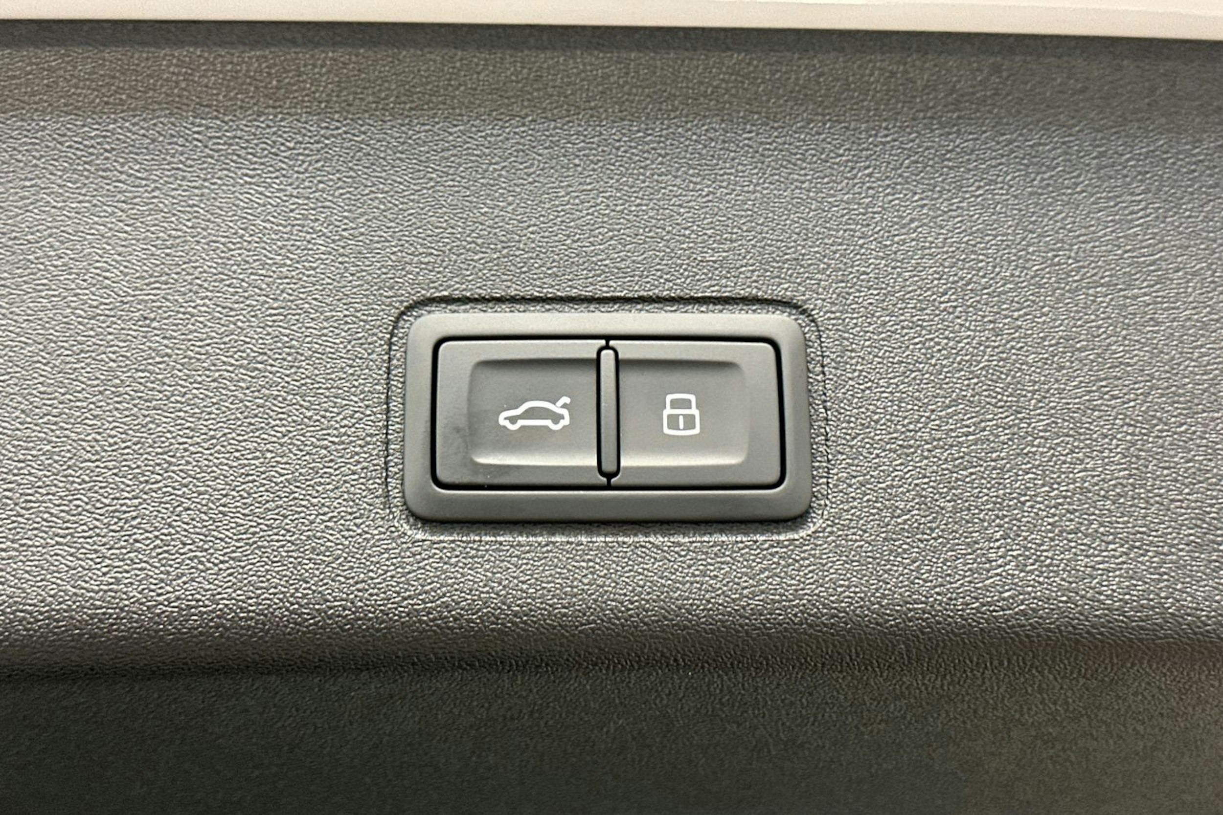 valkoinen Audi Q3 2026 kuva 19.