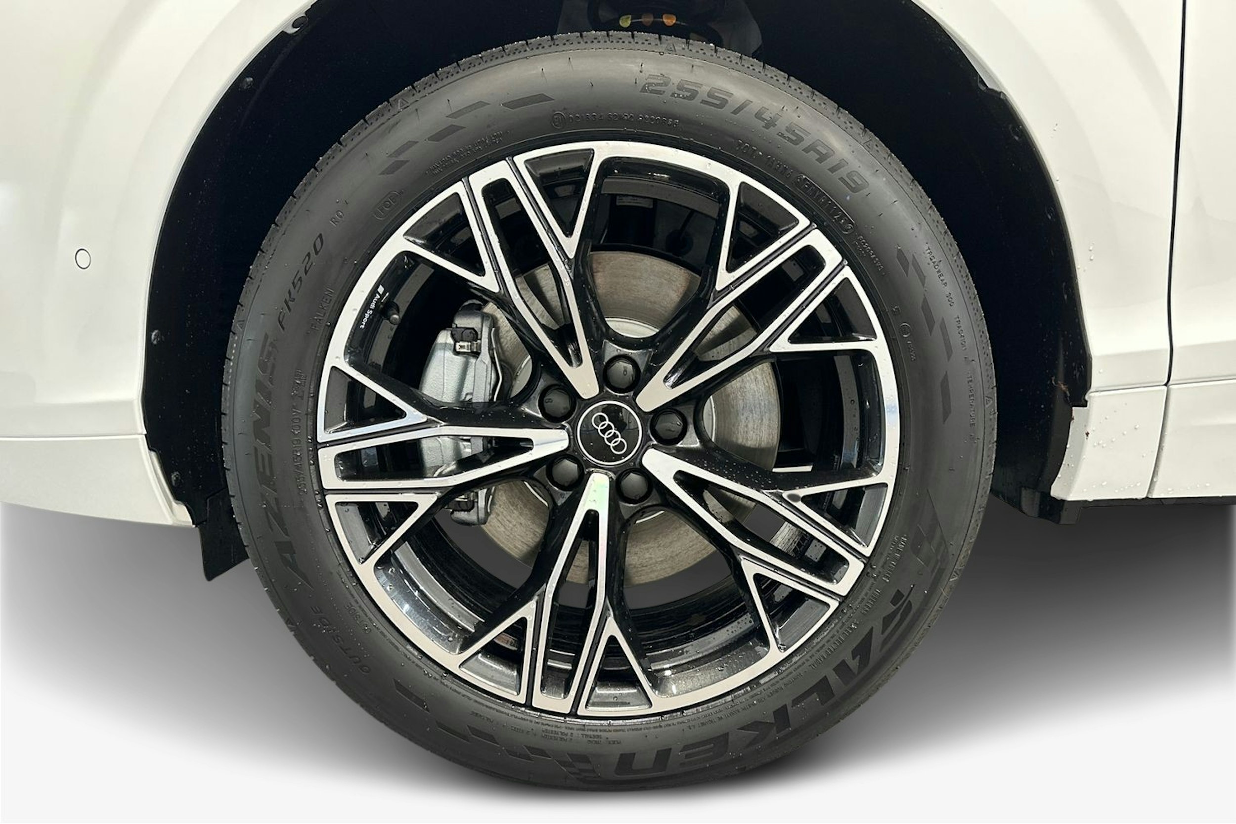 valkoinen Audi Q3 2026 kuva 21.