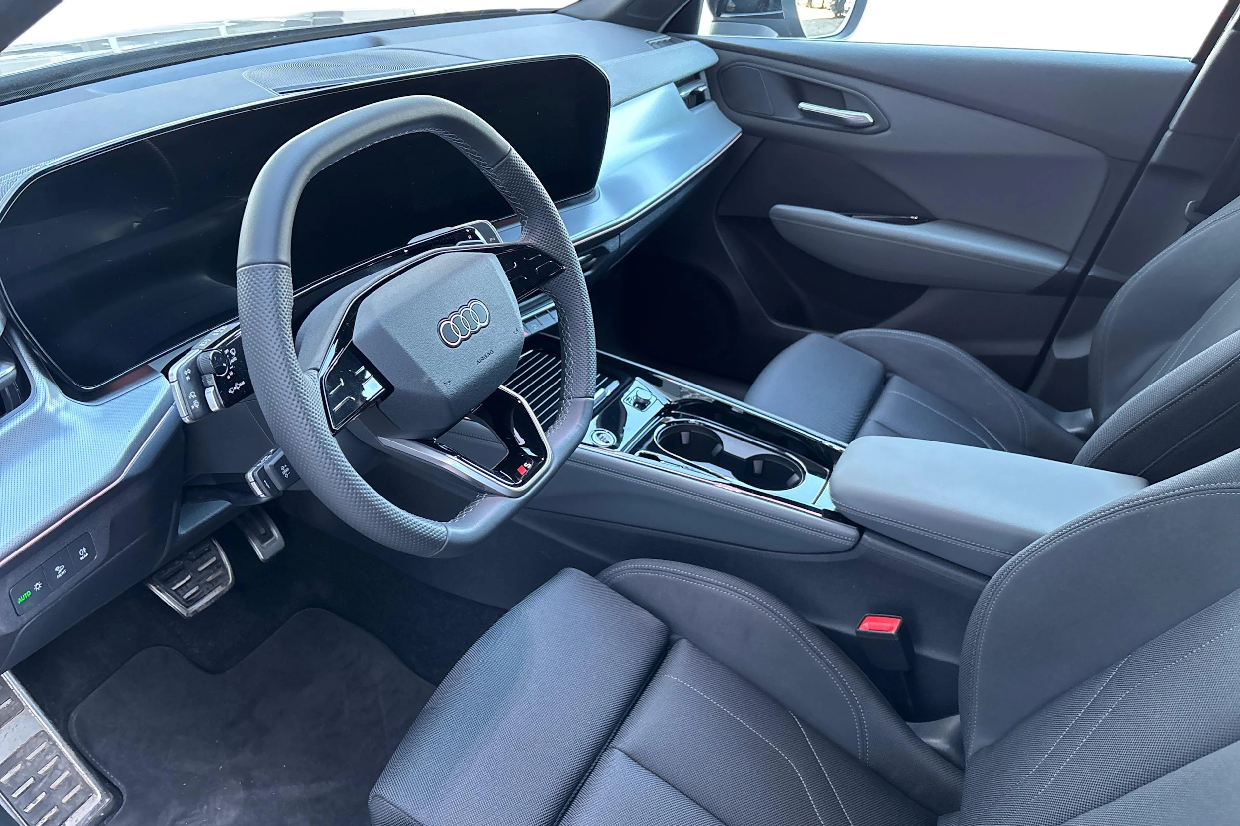 musta Audi Q3 2026 kuva 6.