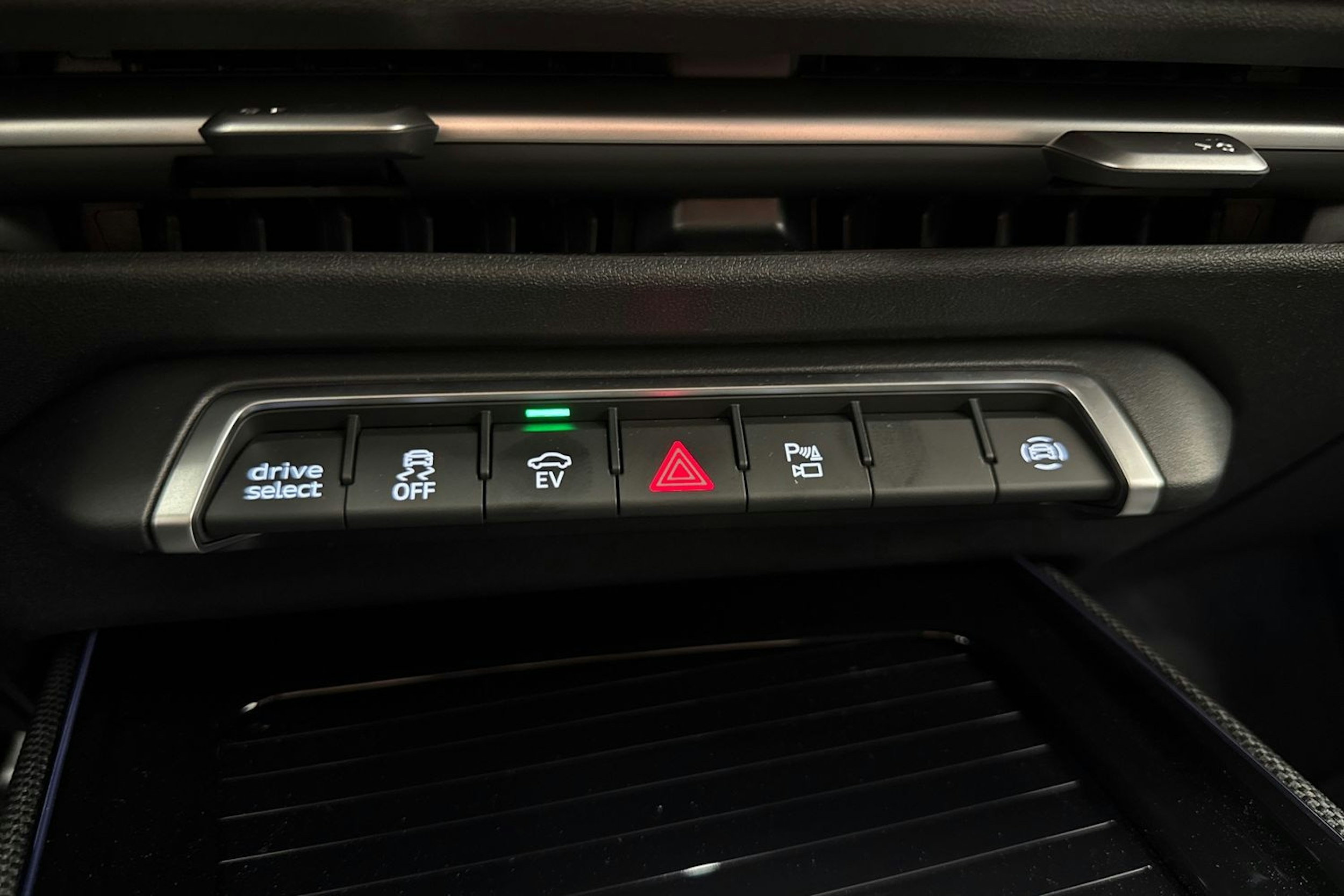 valkoinen Audi Q3 2026 kuva 22.