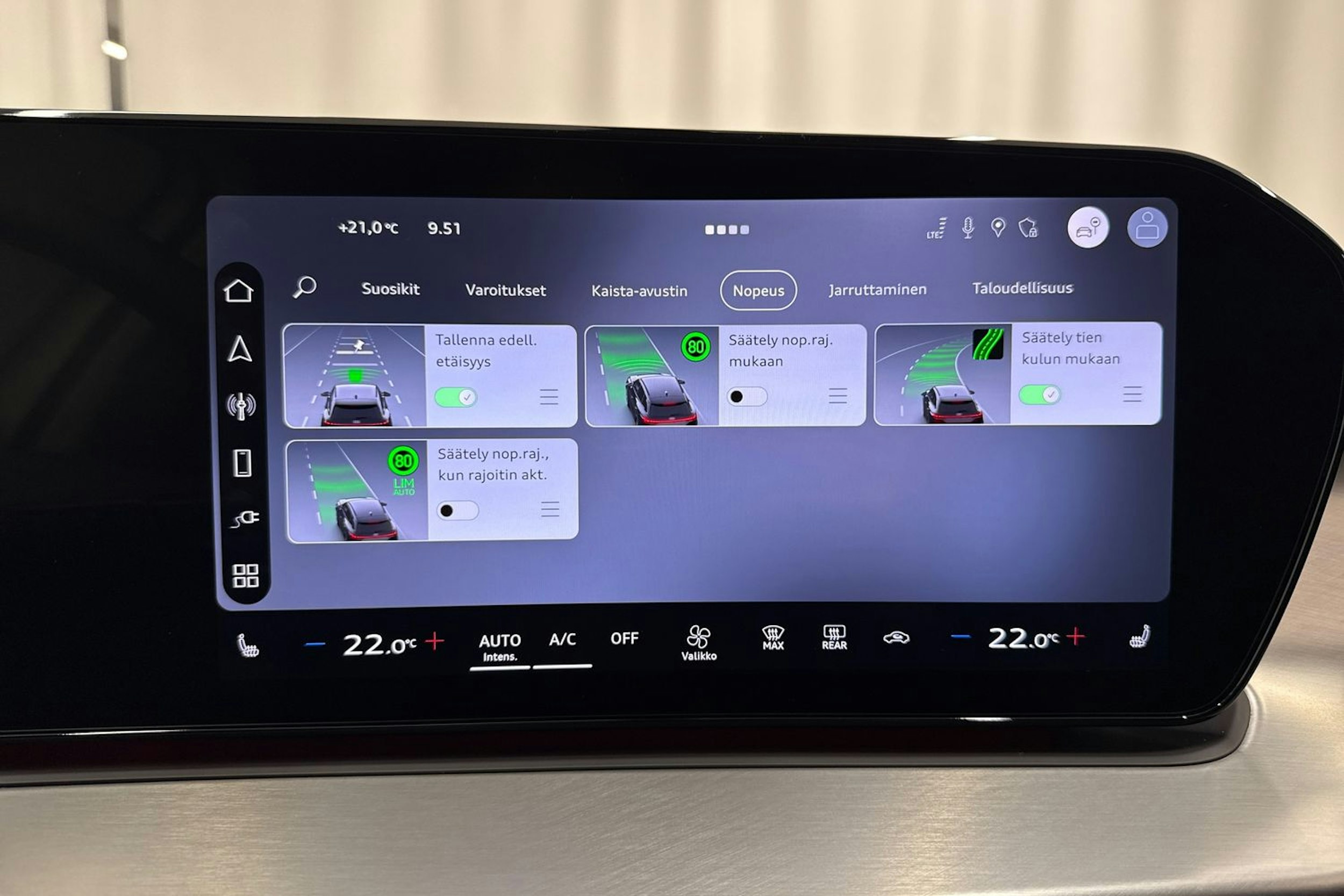 valkoinen Audi Q3 2026 kuva 28.