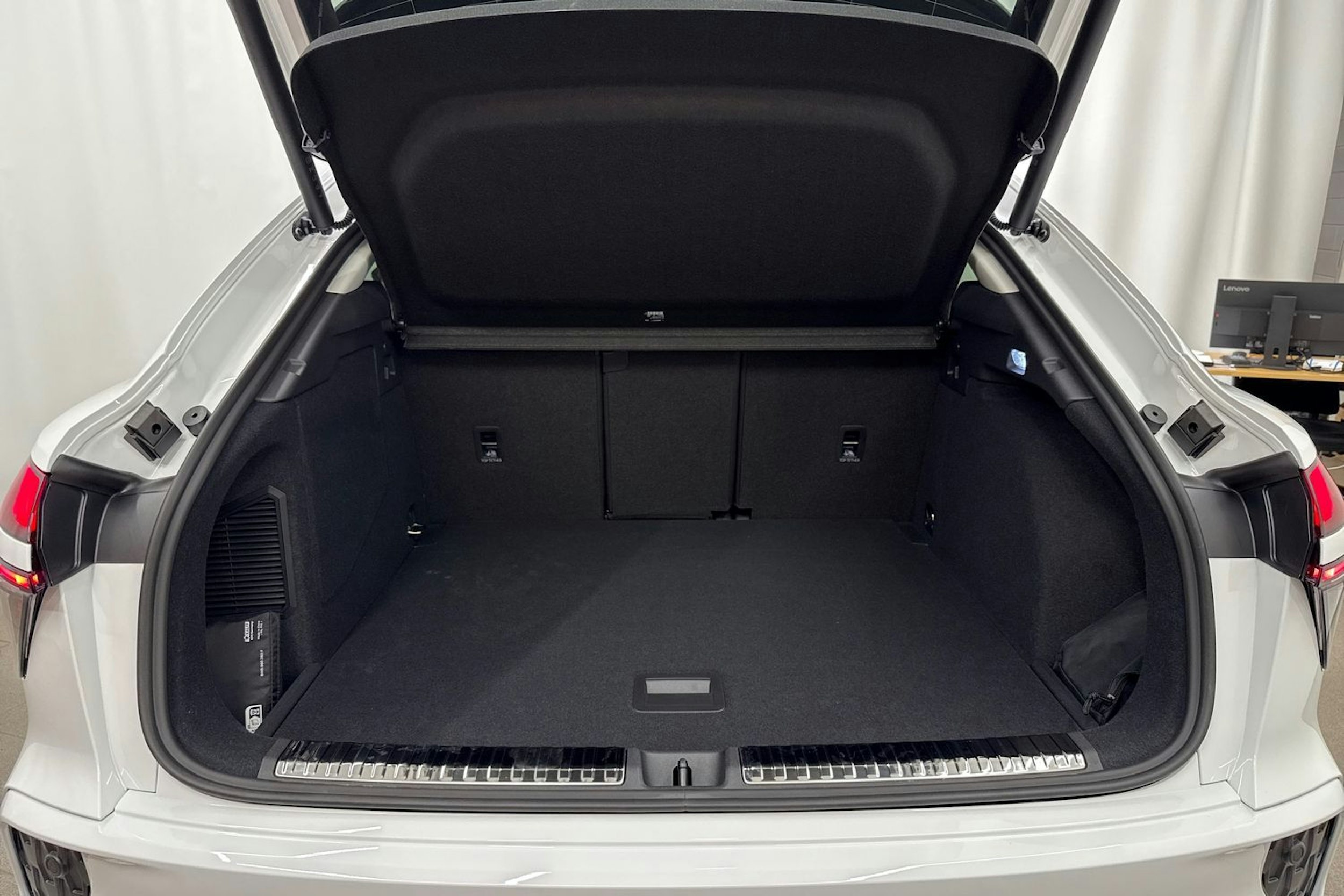 valkoinen Audi Q3 2026 kuva 33.