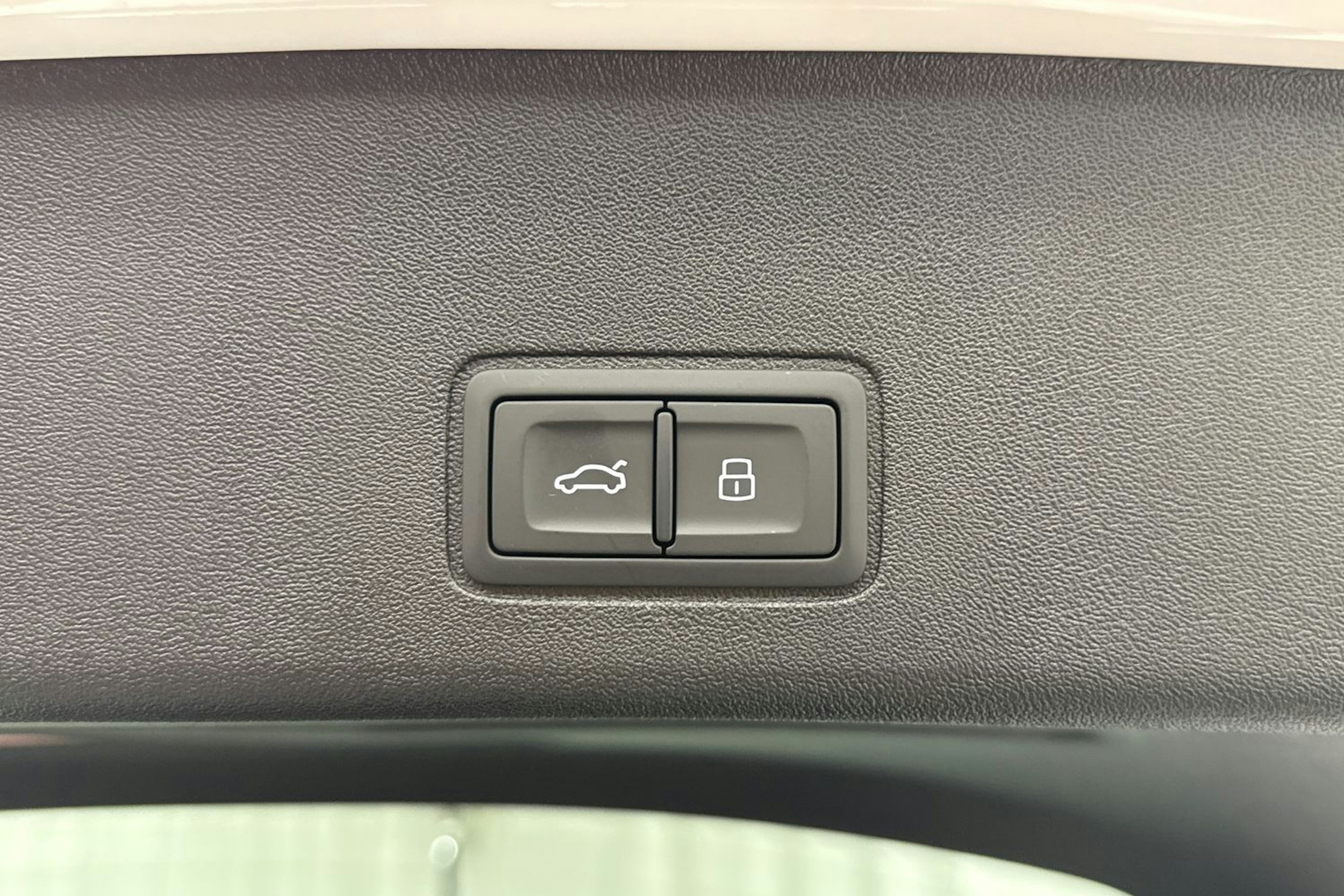 valkoinen Audi Q3 2026 kuva 34.