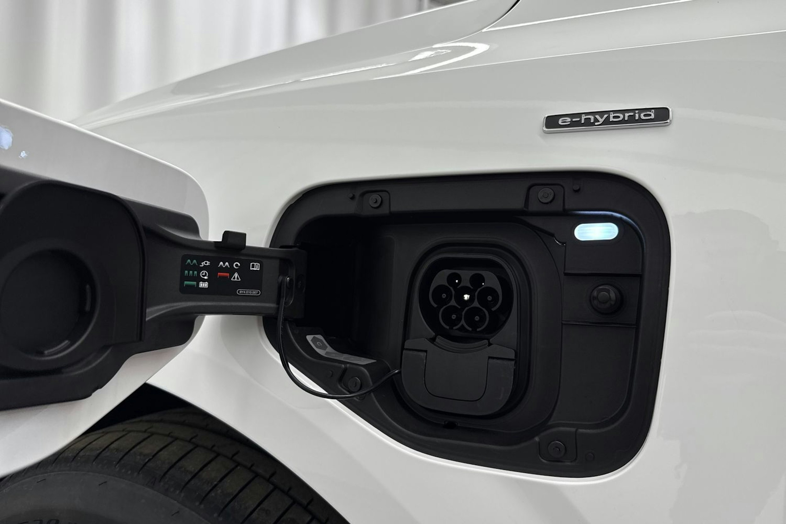 valkoinen Audi Q3 2026 kuva 35.