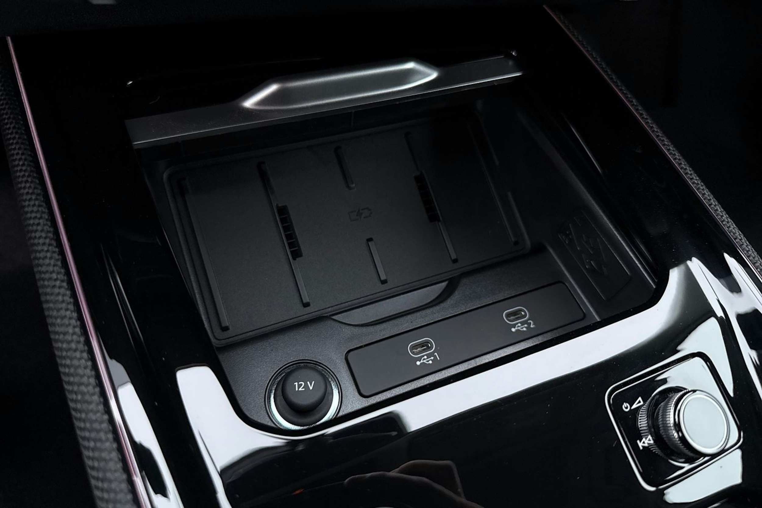 valkoinen Audi Q3 2026 kuva 36.