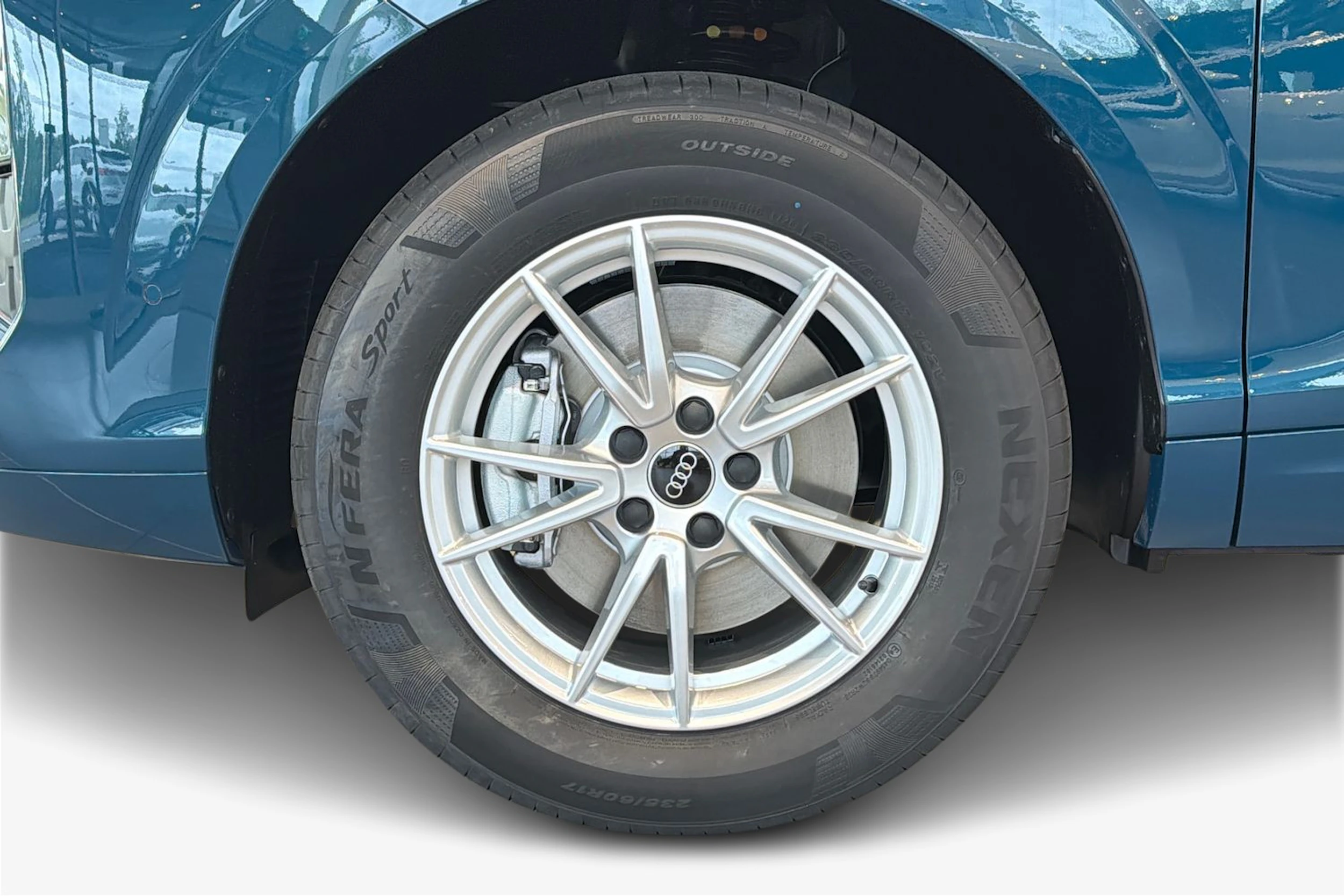 met. sininen Audi Q3 2026 kuva 9.