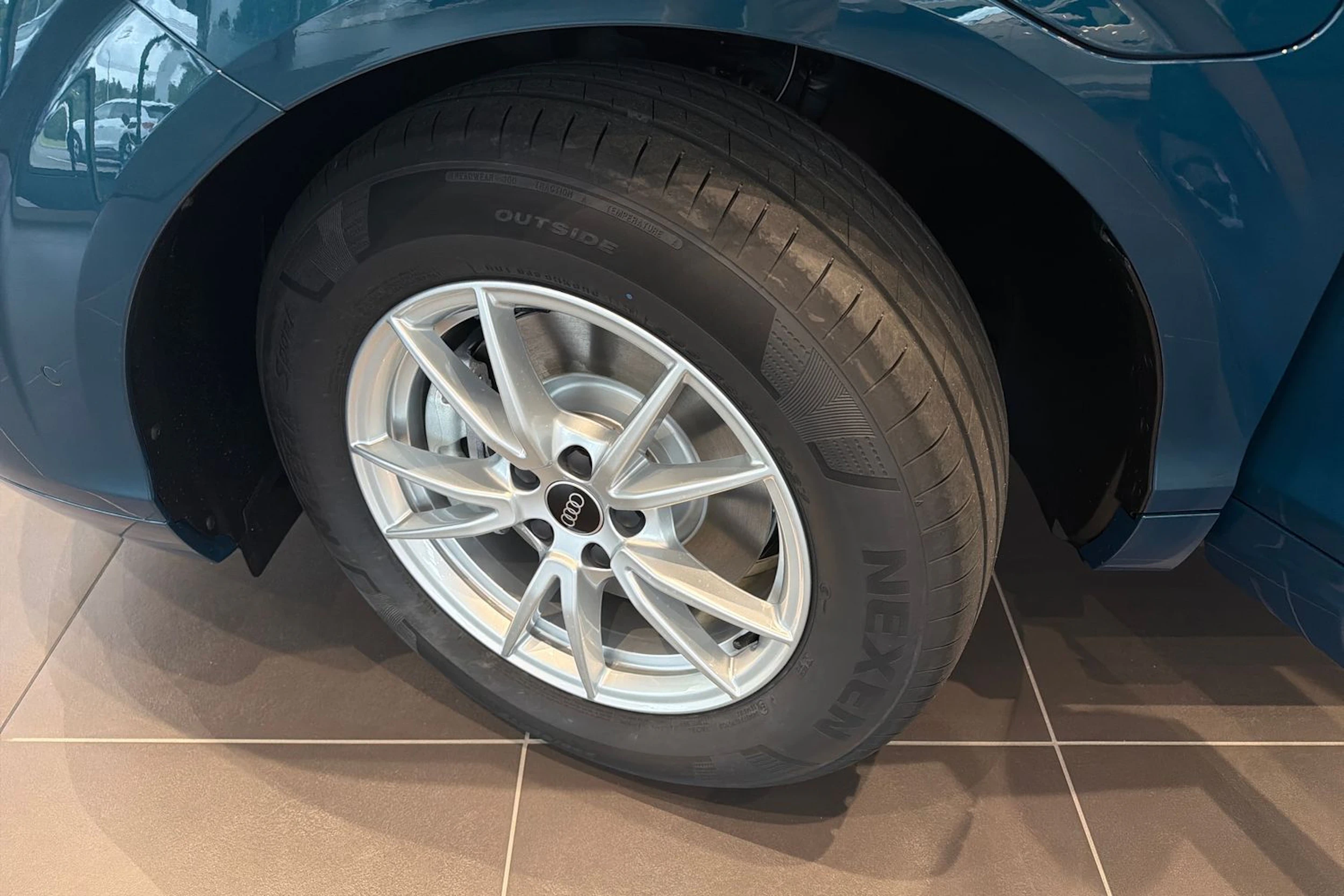 met. sininen Audi Q3 2026 kuva 10.