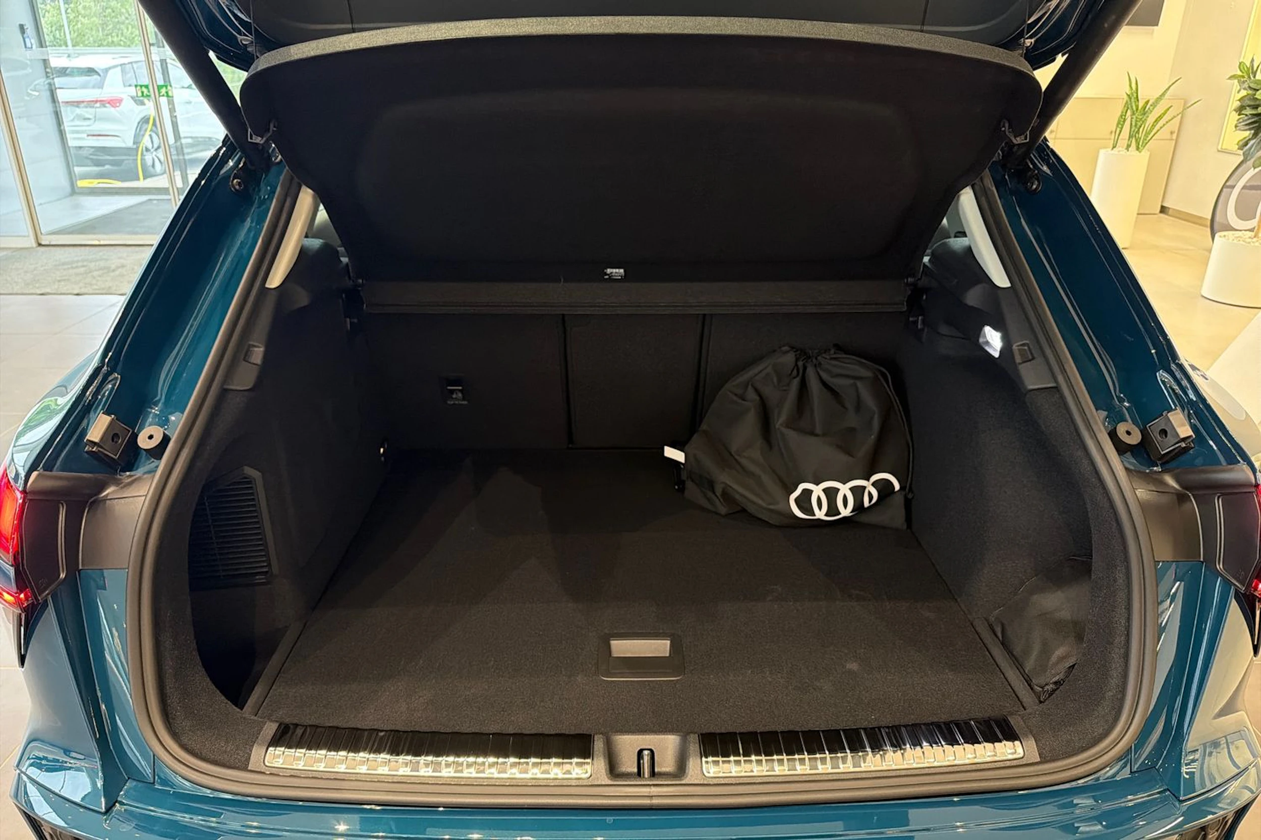 met. sininen Audi Q3 2026 kuva 18.