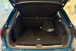 met. sininen Audi Q3 2026 kuva 18.