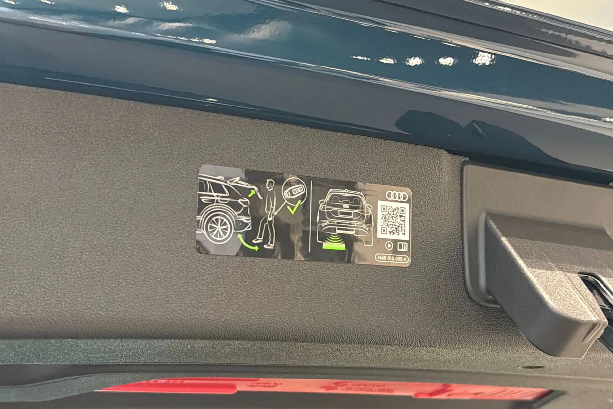 met. sininen Audi Q3 2026 kuva 19.