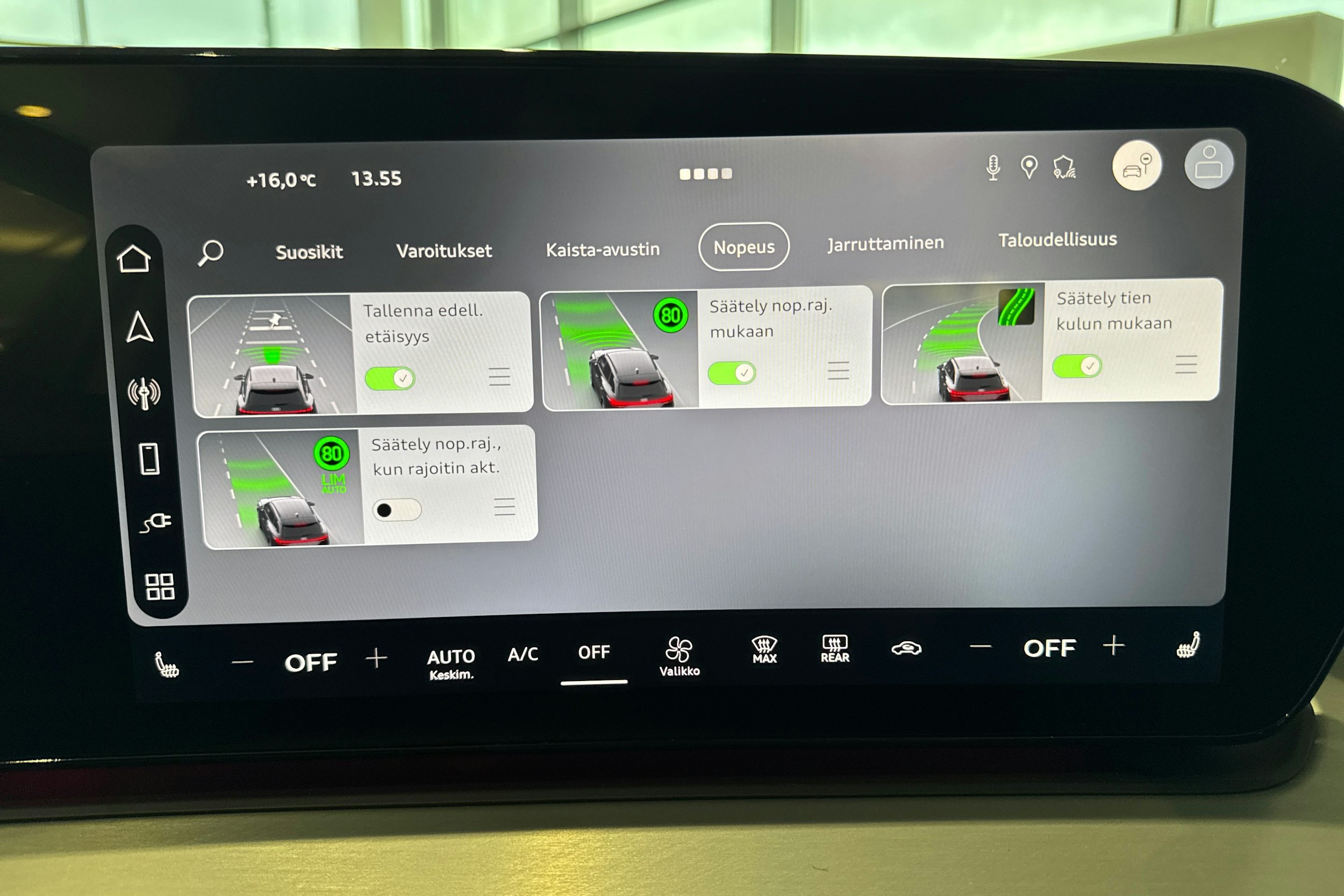 vihreä Audi Q3 2026 kuva 14.