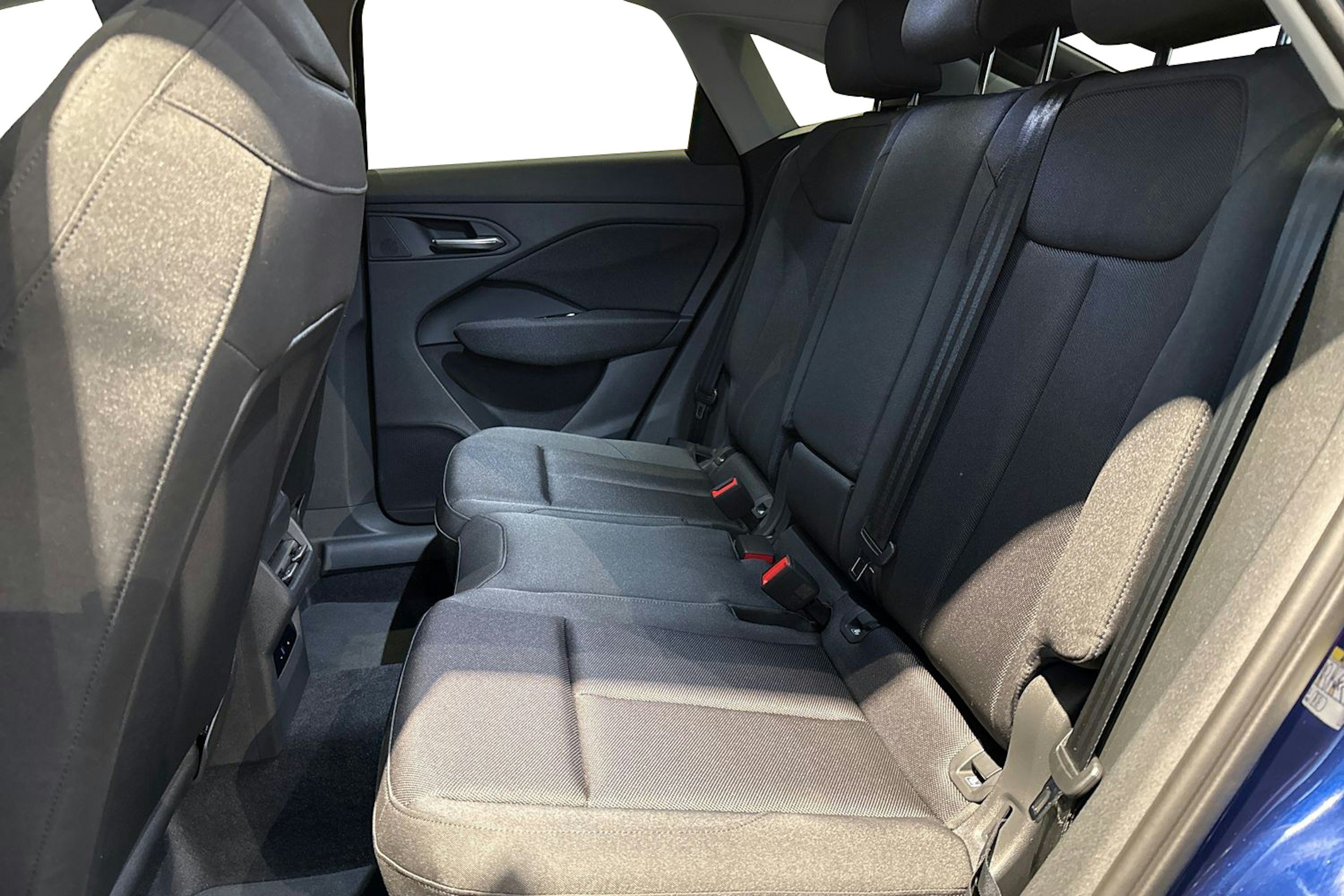 met. sininen Audi Q3 2026 kuva 8.