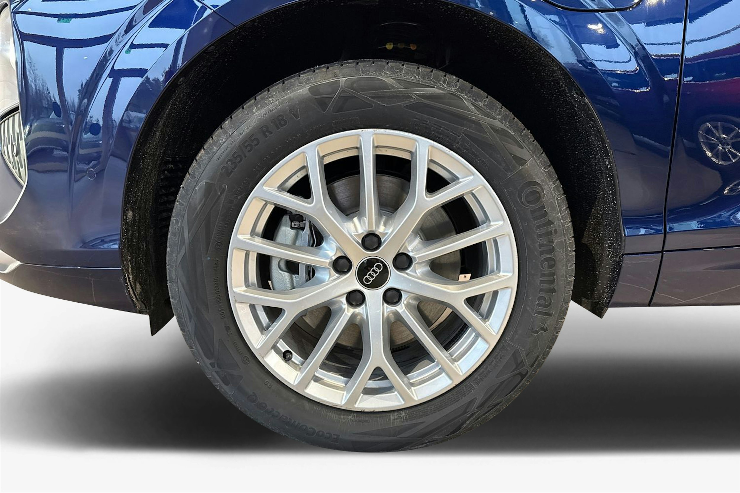 met. sininen Audi Q3 2026 kuva 9.