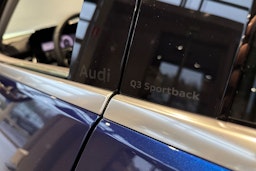 met. sininen Audi Q3 2026 kuva 11.