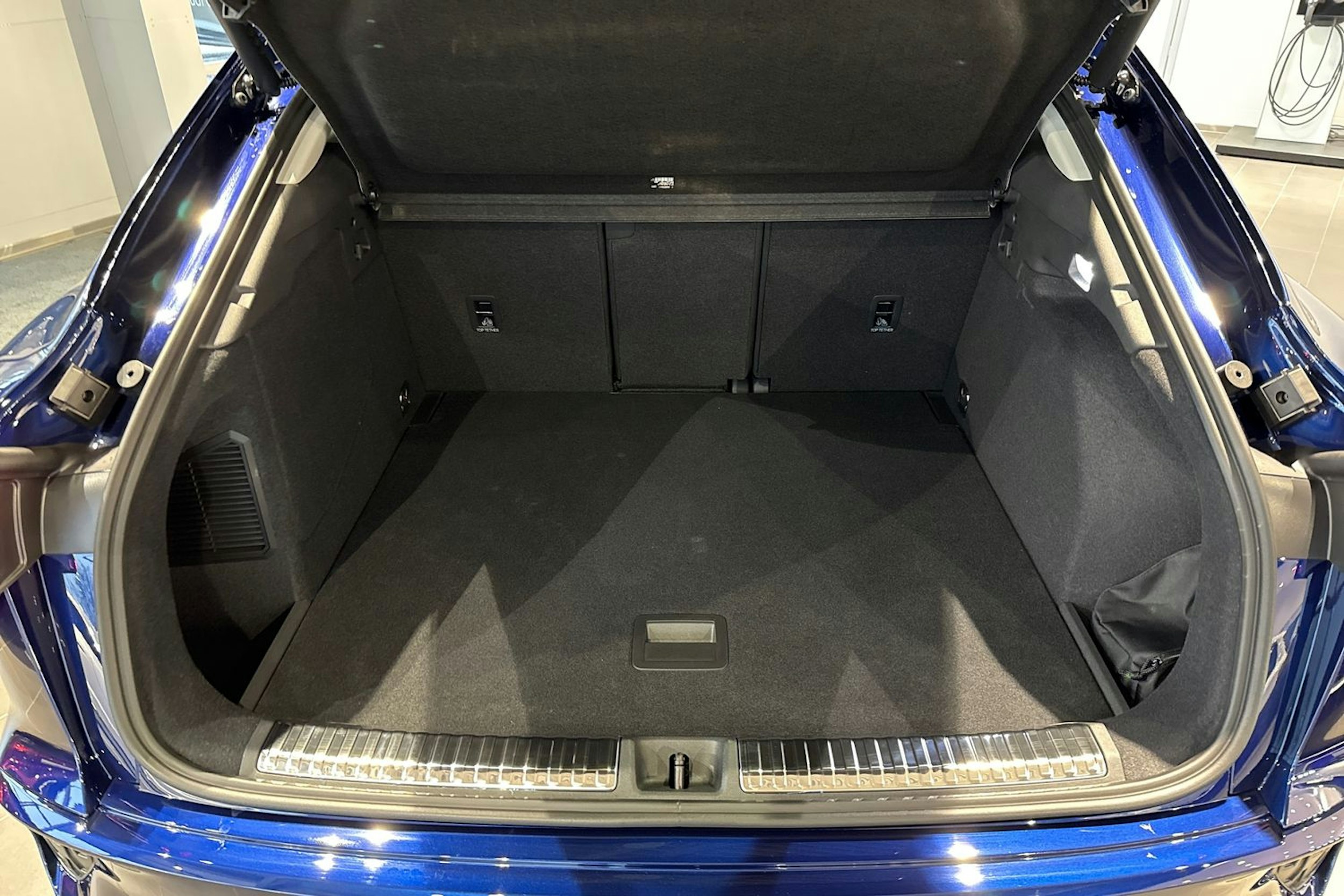 met. sininen Audi Q3 2026 kuva 12.