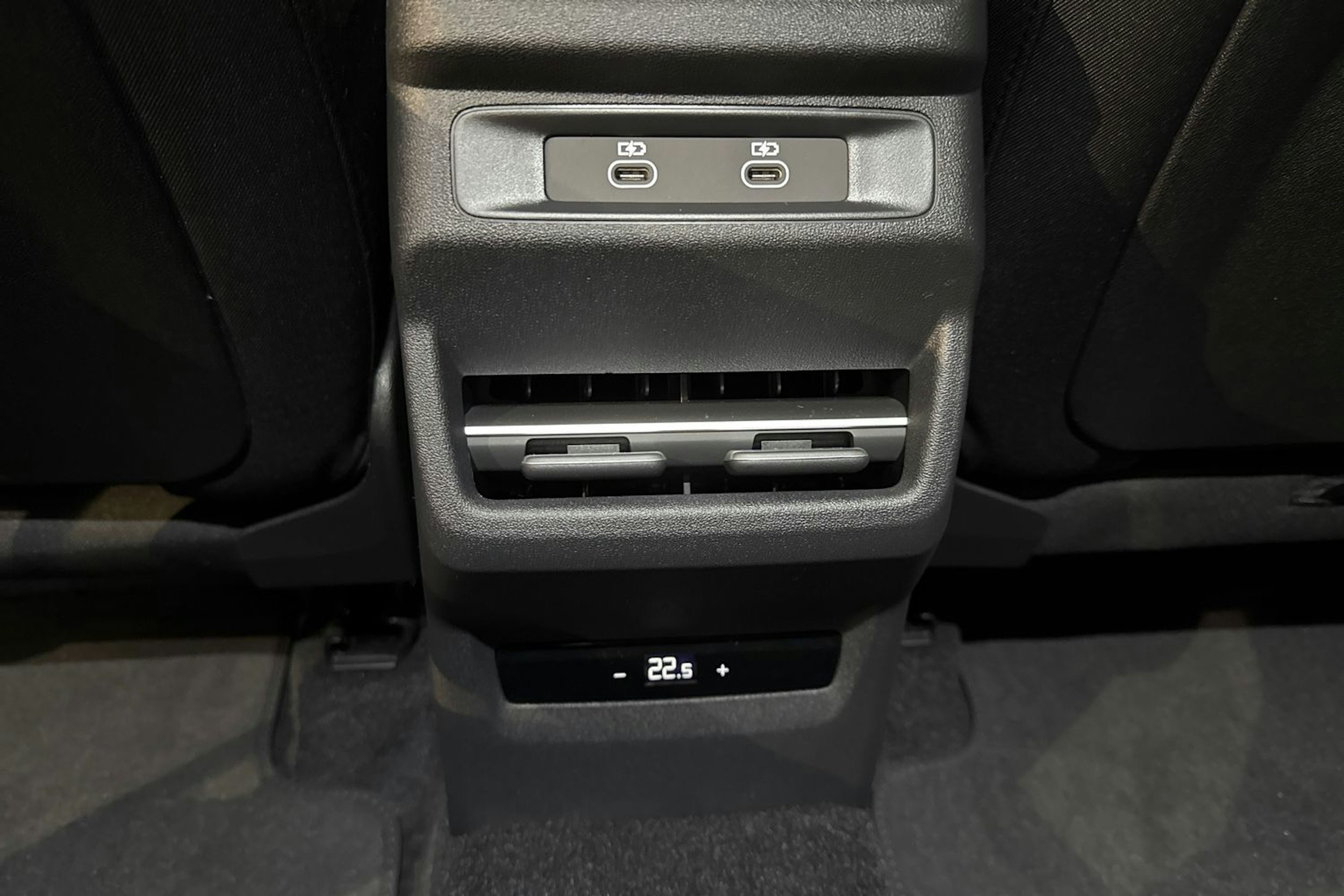 met. sininen Audi Q3 2026 kuva 16.