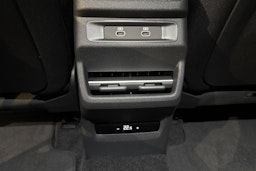 met. sininen Audi Q3 2026 kuva 16.