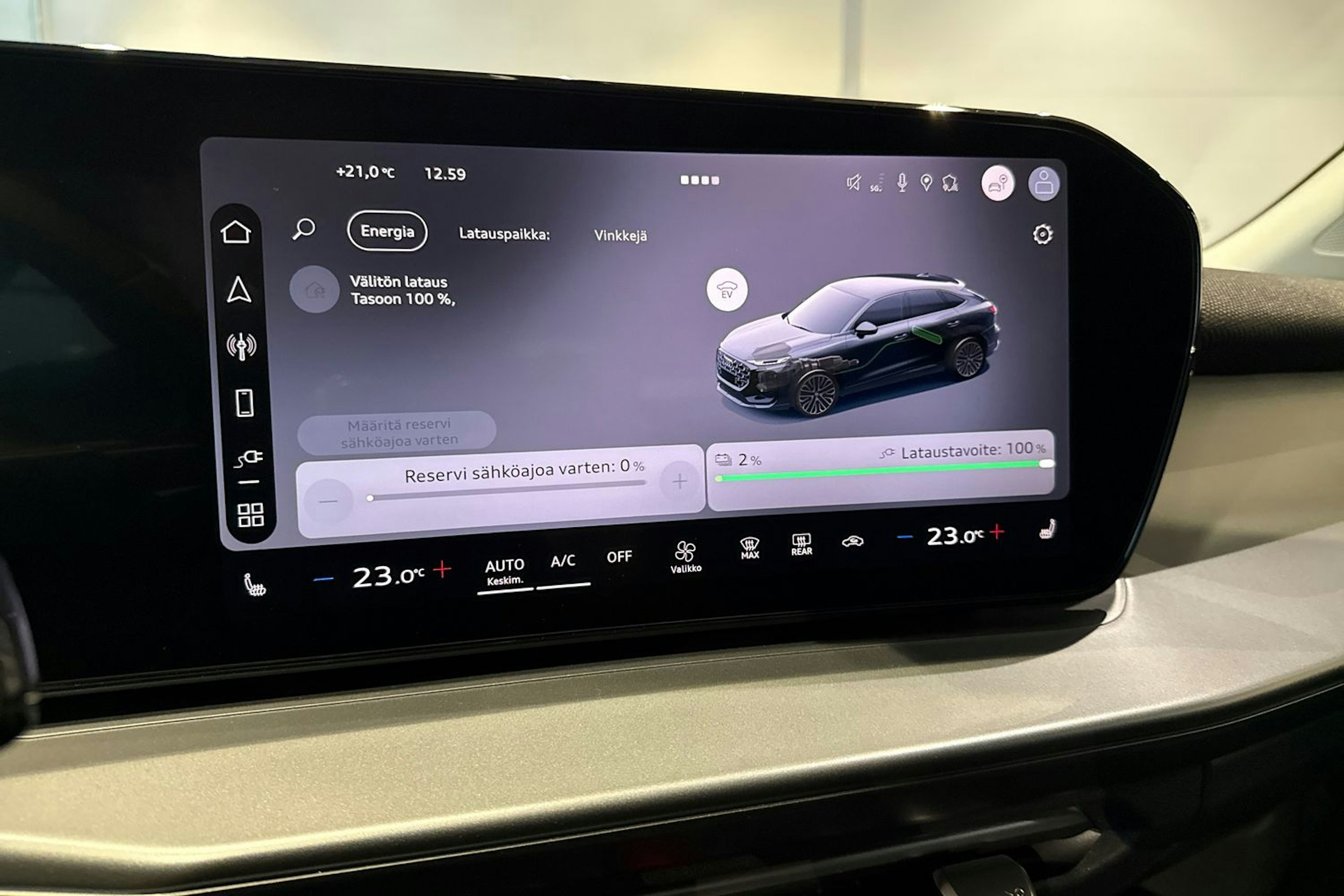 met. sininen Audi Q3 2026 kuva 17.