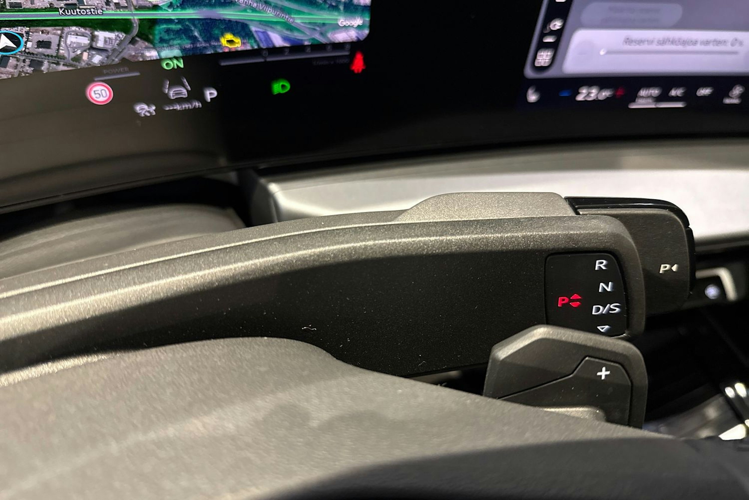 met. sininen Audi Q3 2026 kuva 18.