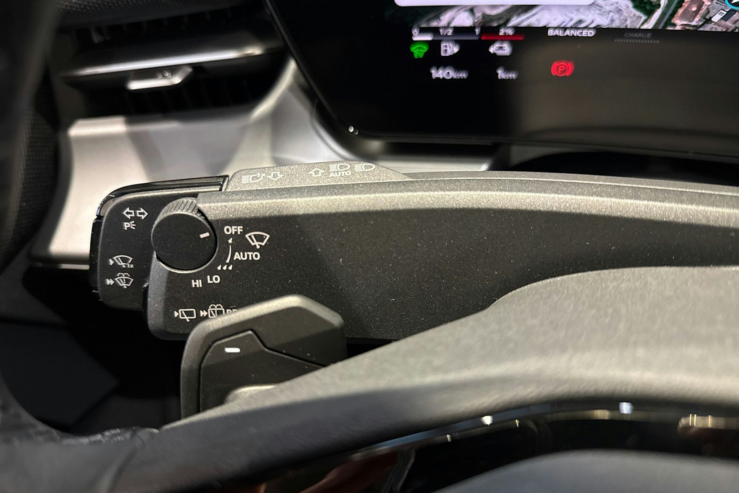 met. sininen Audi Q3 2026 kuva 19.