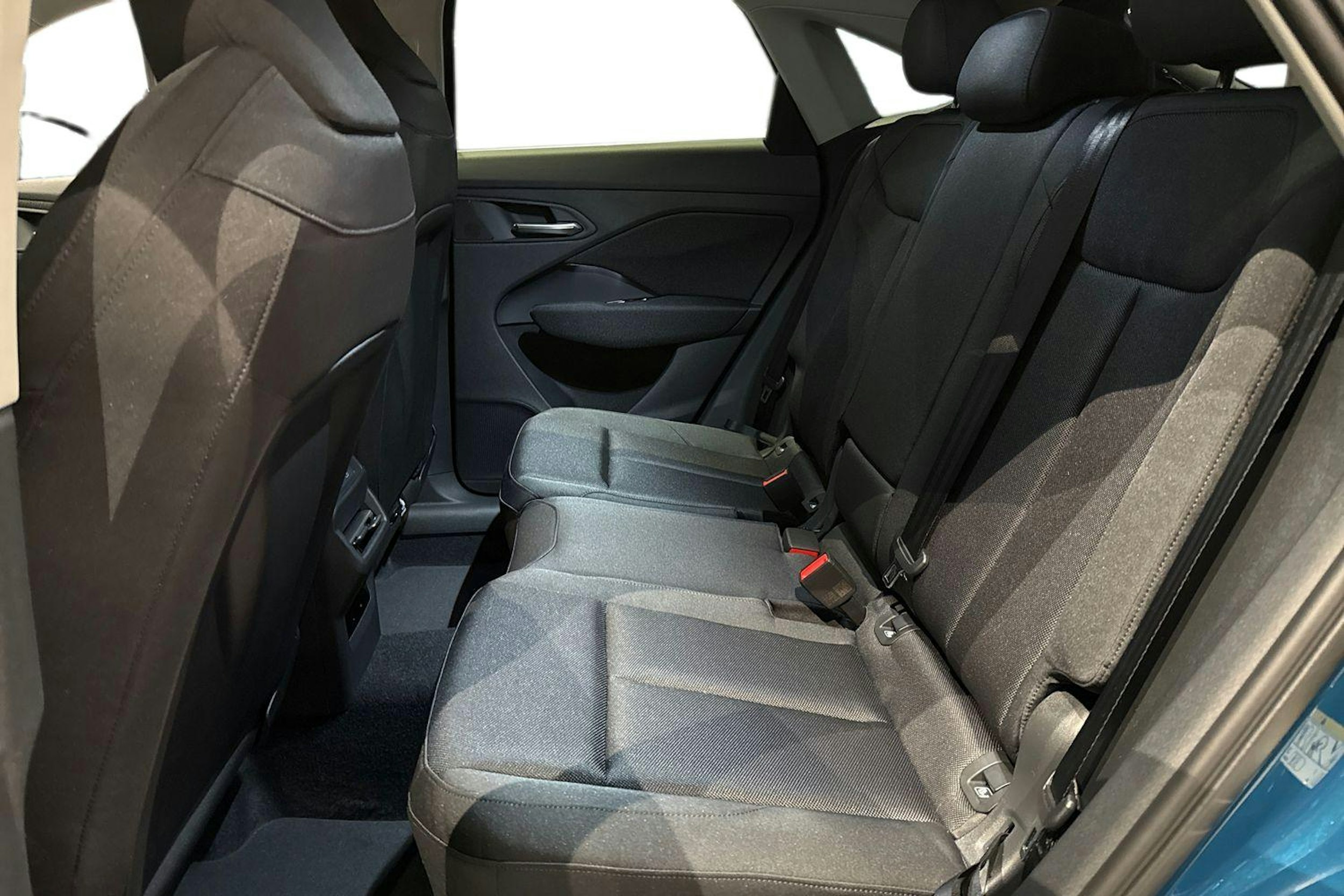 met. sininen Audi Q3 2026 kuva 8.