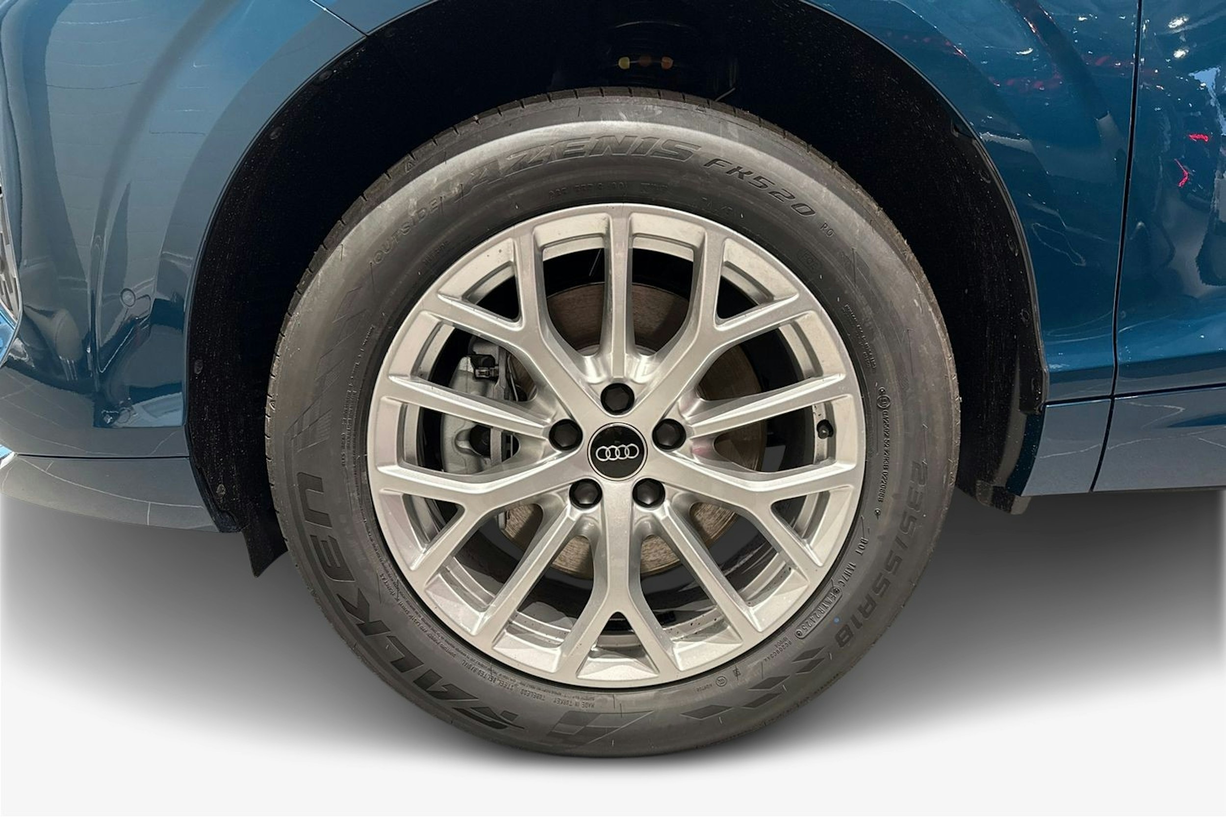 met. sininen Audi Q3 2026 kuva 9.