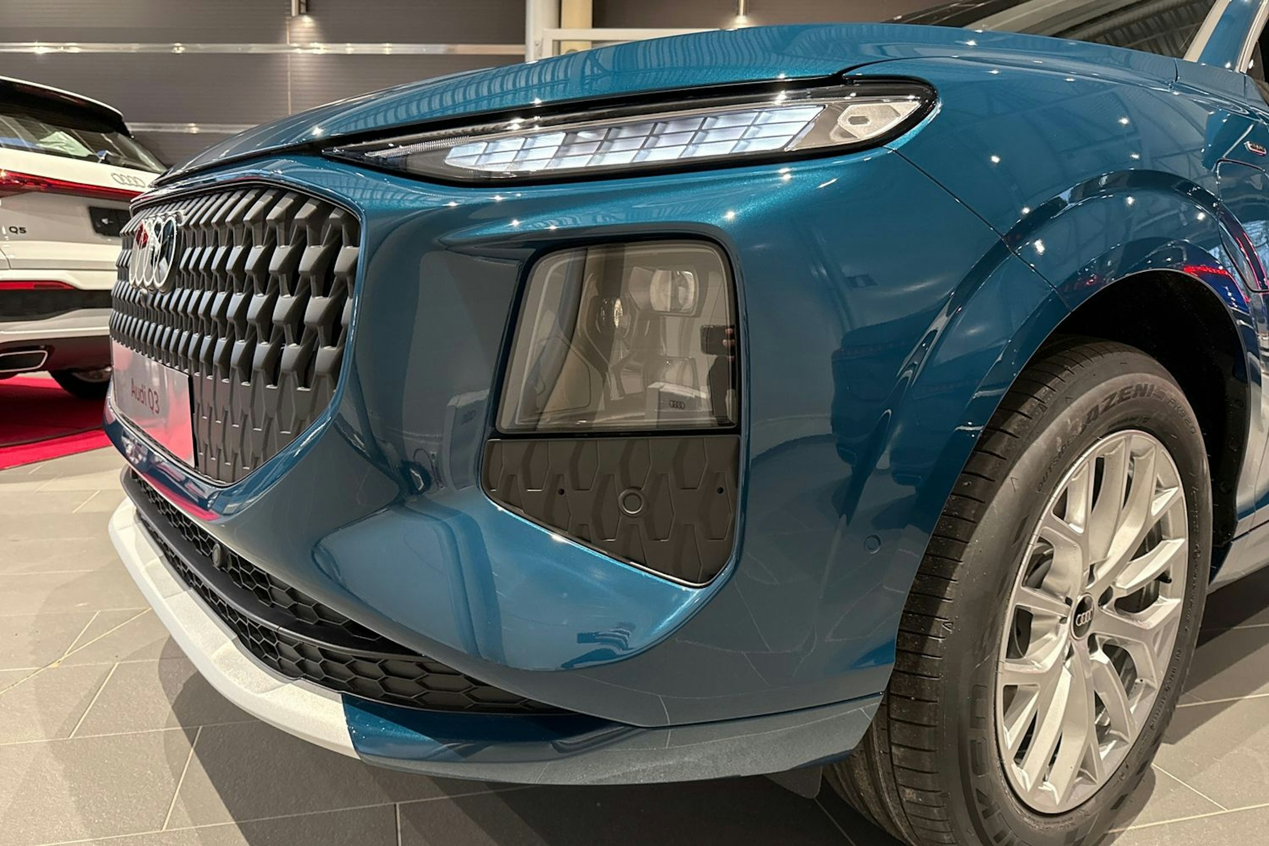 met. sininen Audi Q3 2026 kuva 10.
