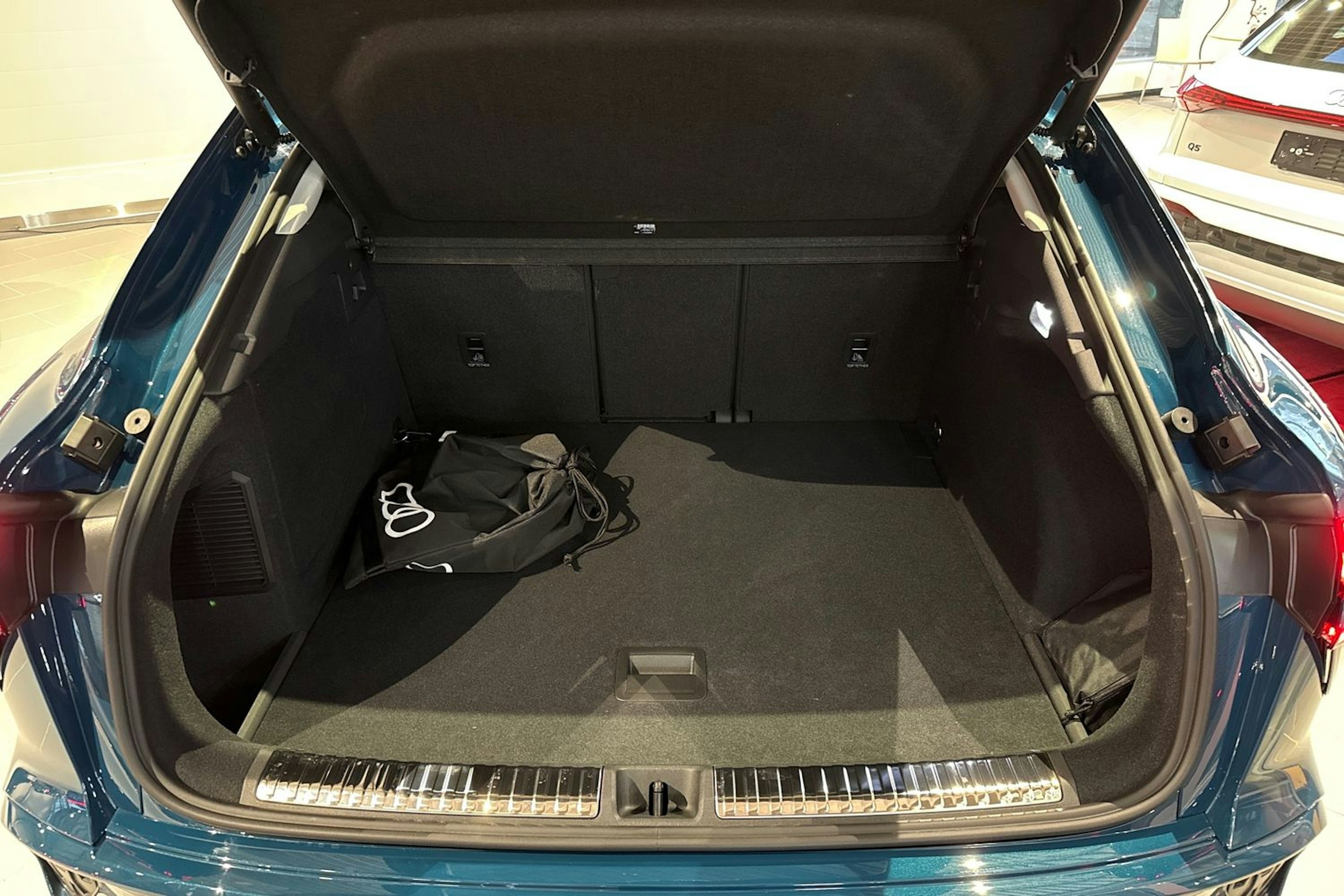 met. sininen Audi Q3 2026 kuva 11.