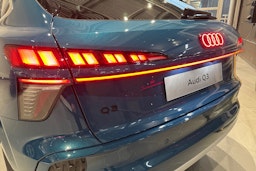 met. sininen Audi Q3 2026 kuva 12.