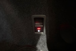 met. sininen Audi Q3 2026 kuva 13.