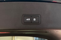 met. sininen Audi Q3 2026 kuva 15.