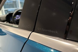 met. sininen Audi Q3 2026 kuva 16.