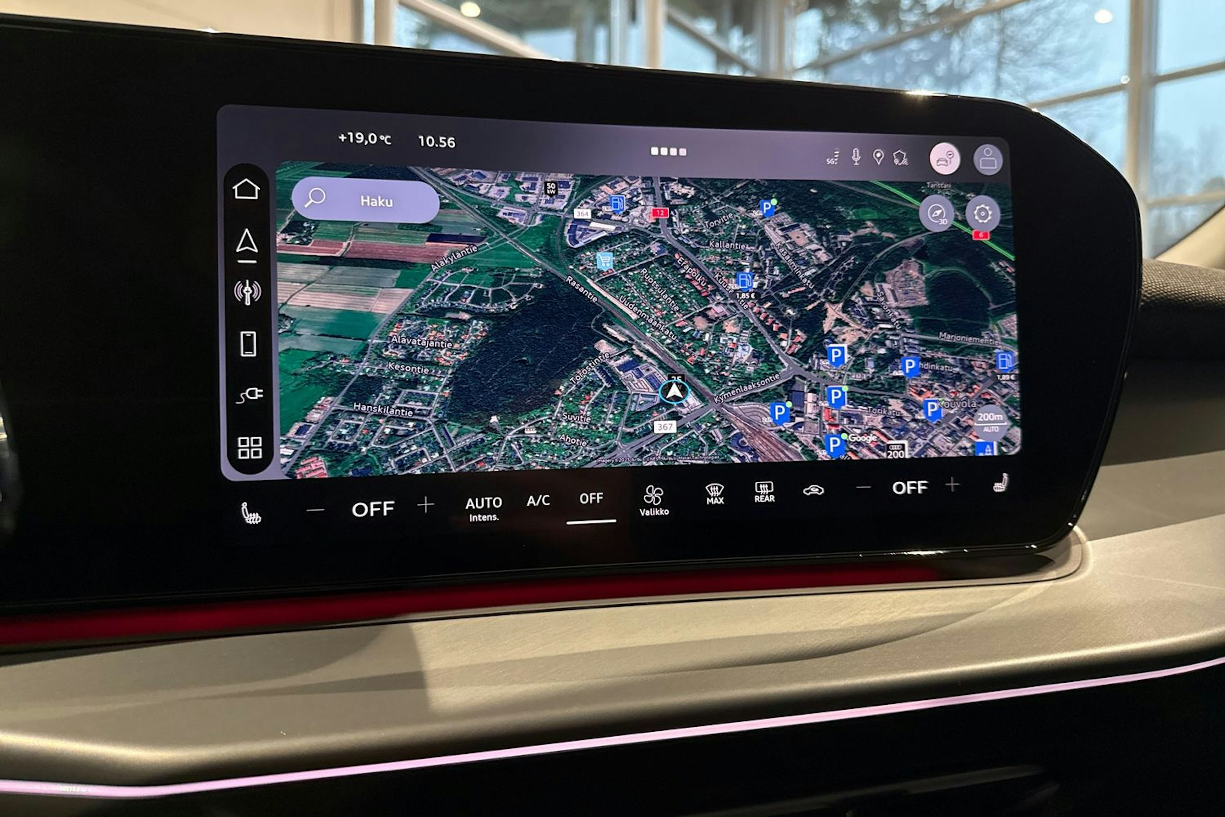 met. sininen Audi Q3 2026 kuva 17.