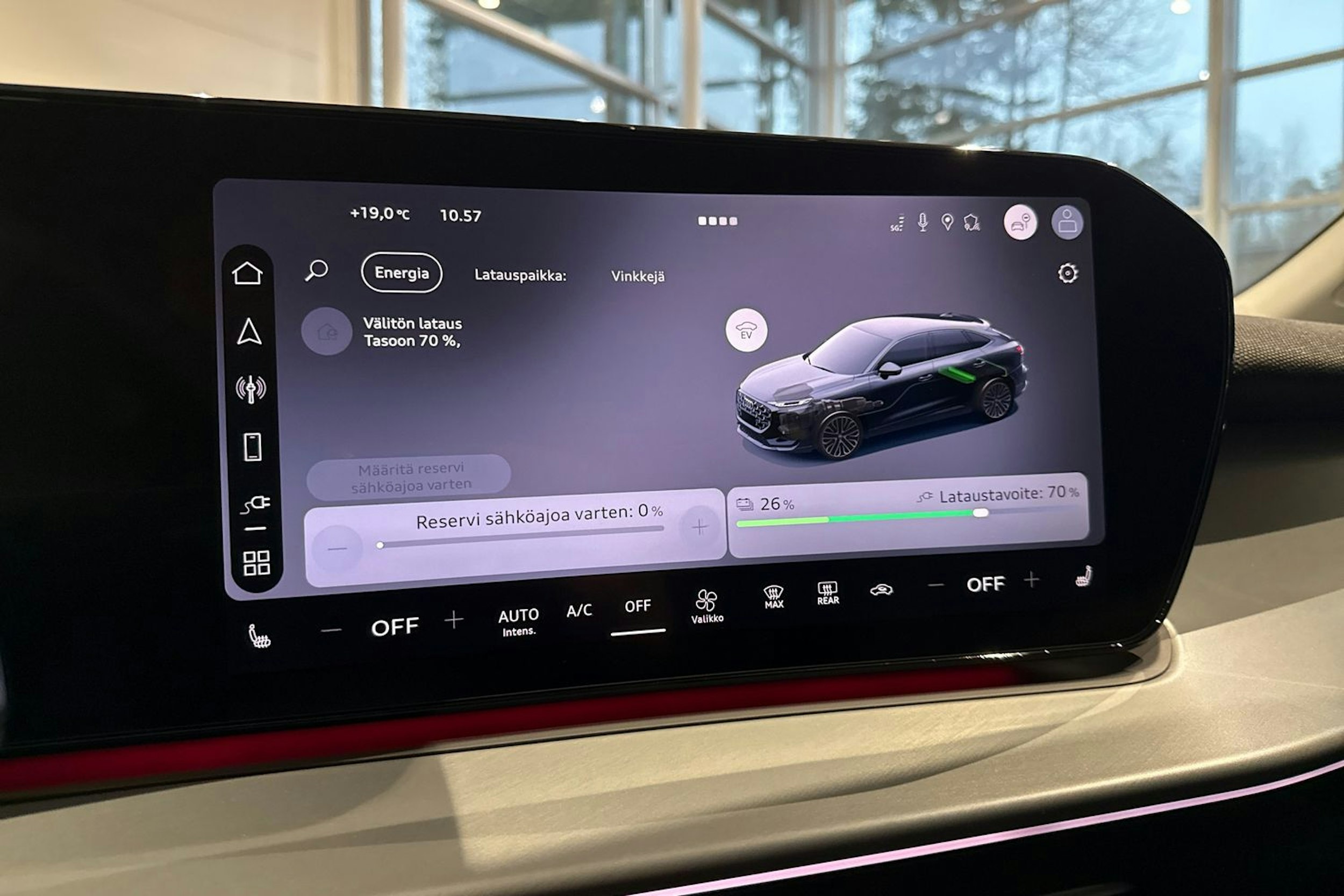 met. sininen Audi Q3 2026 kuva 18.