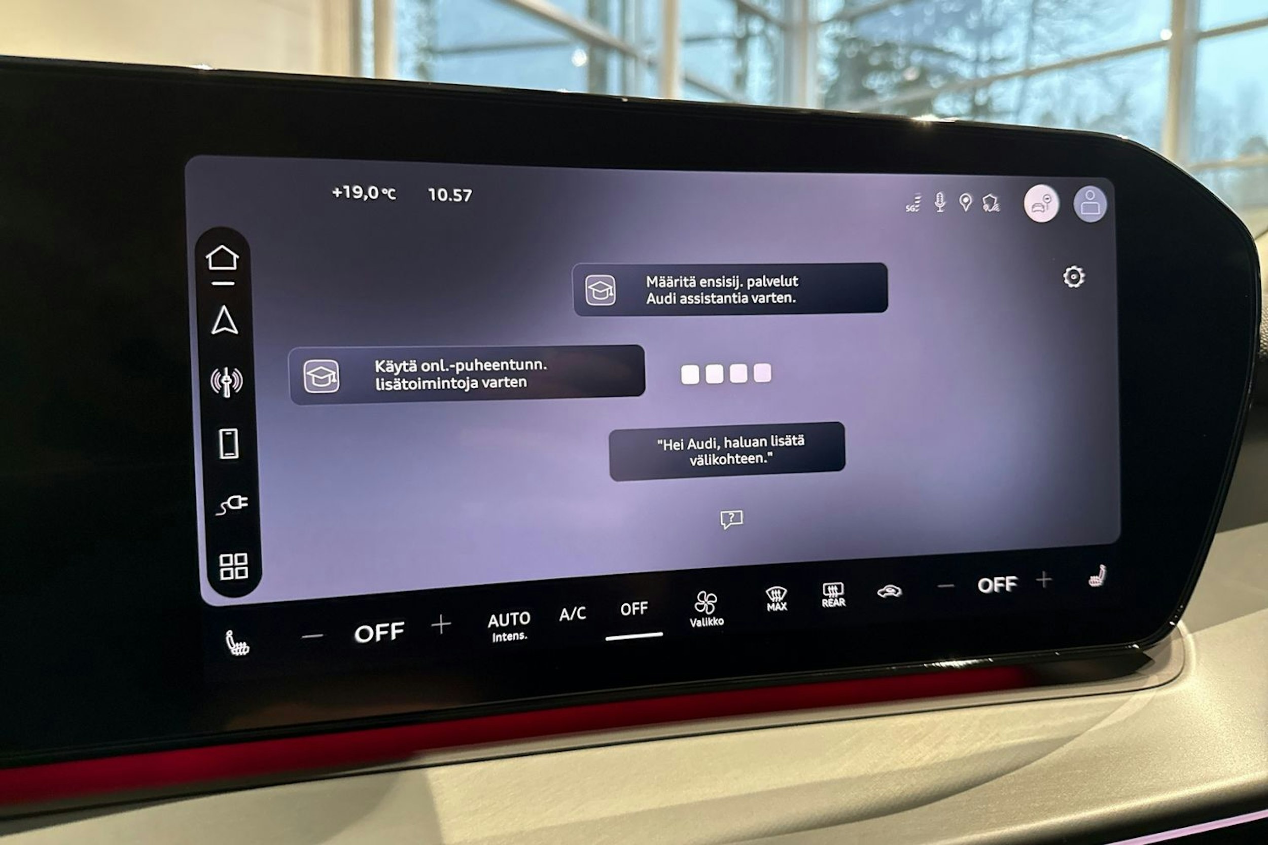 met. sininen Audi Q3 2026 kuva 19.