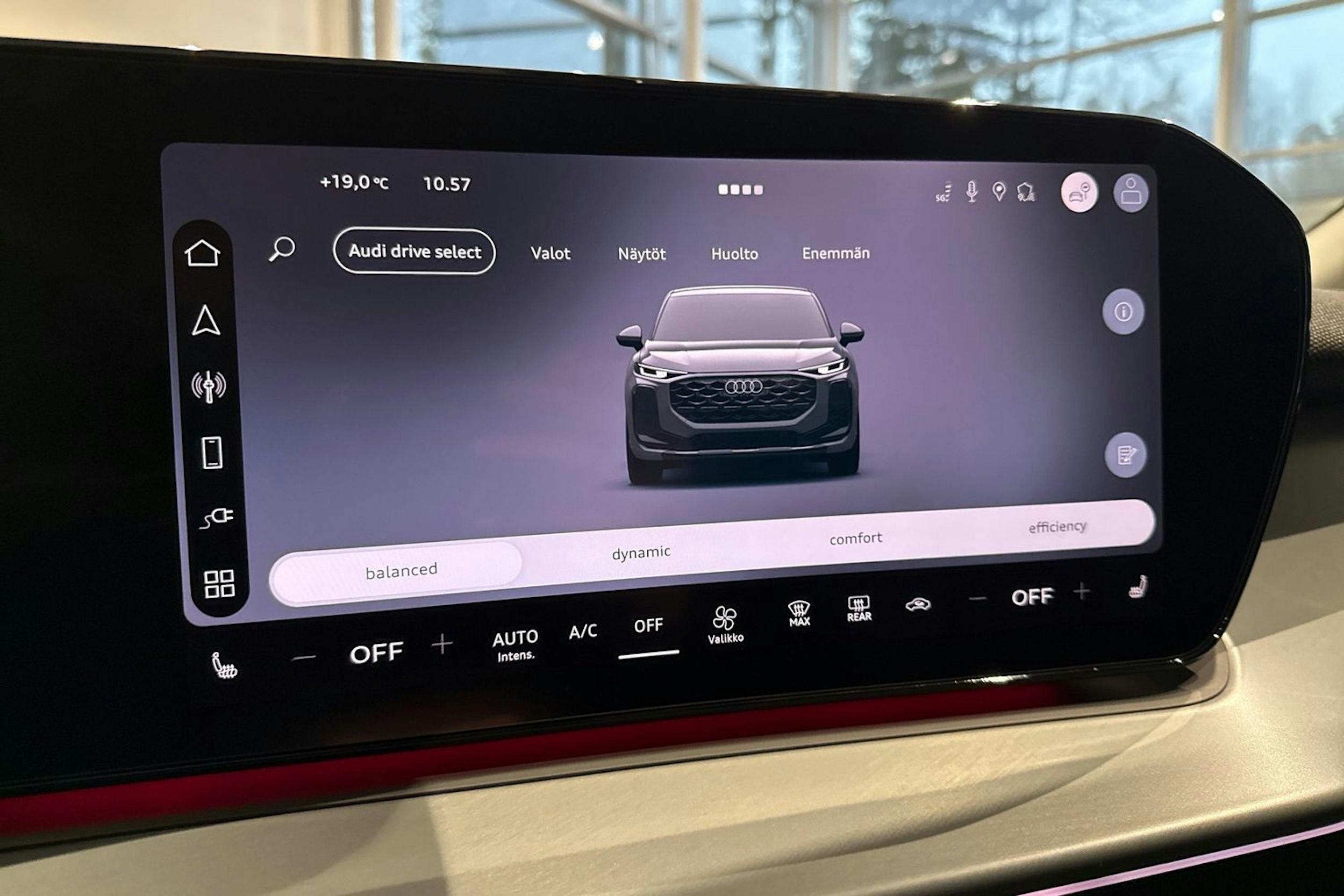 met. sininen Audi Q3 2026 kuva 20.