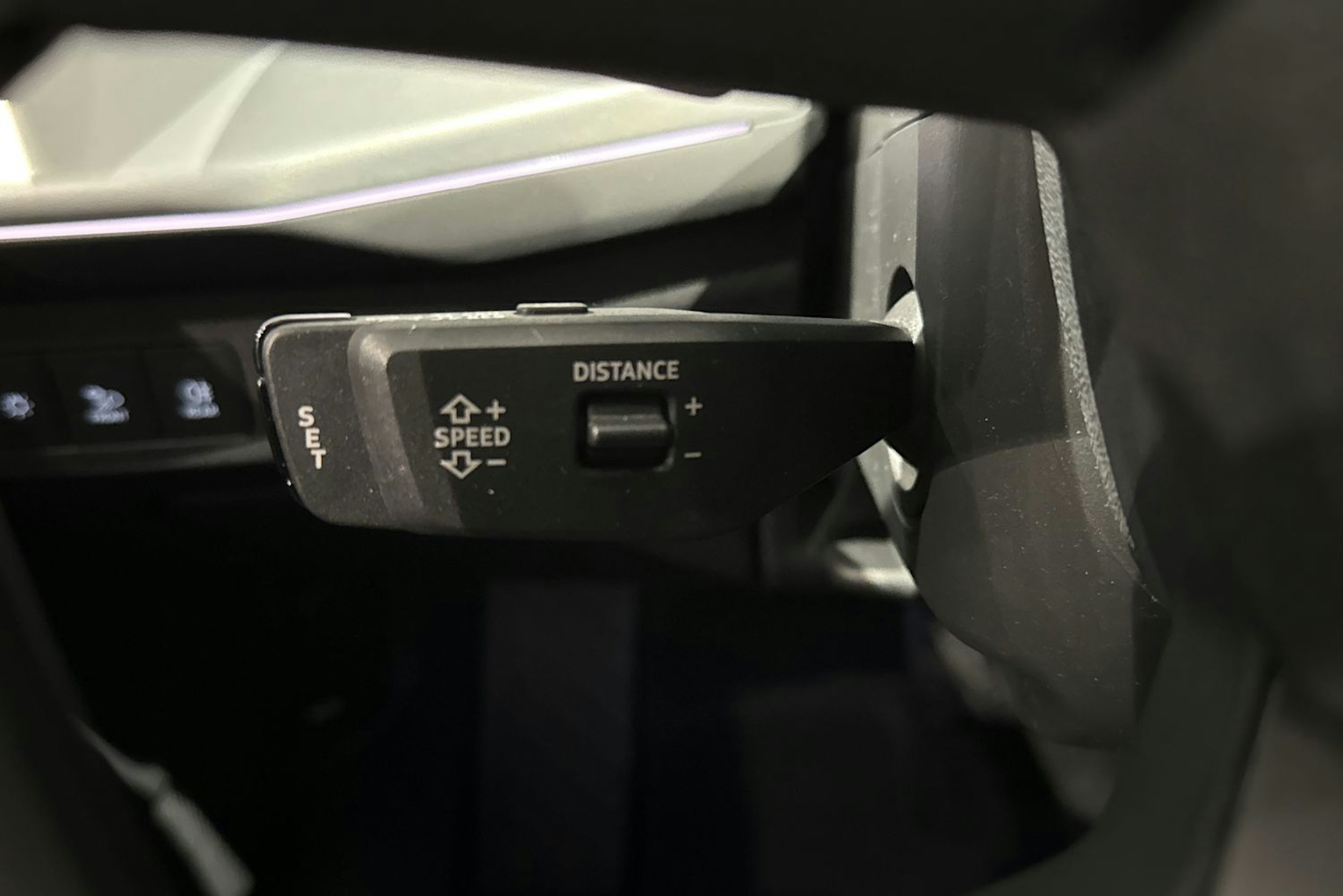 met. sininen Audi Q3 2026 kuva 24.