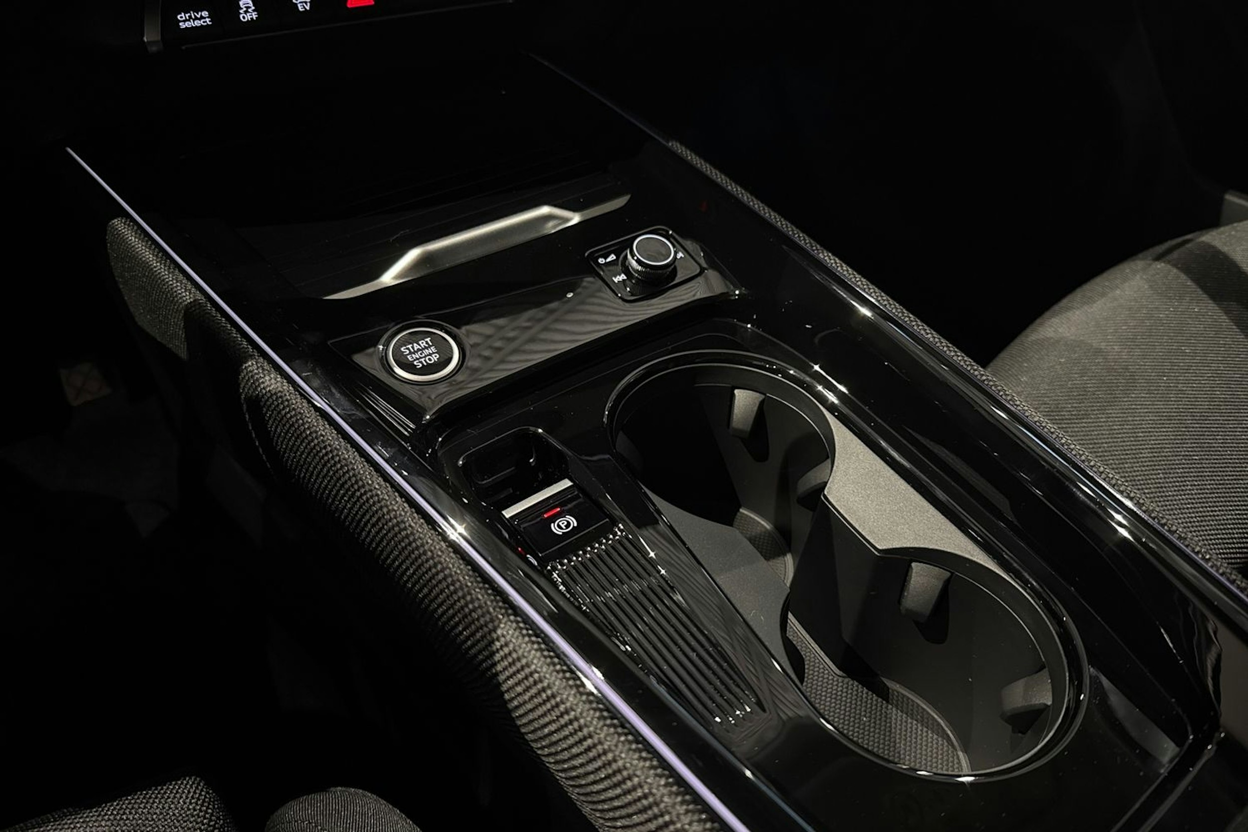 met. sininen Audi Q3 2026 kuva 25.