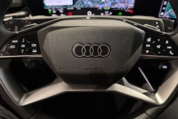 met. sininen Audi Q3 2026 kuva 26.