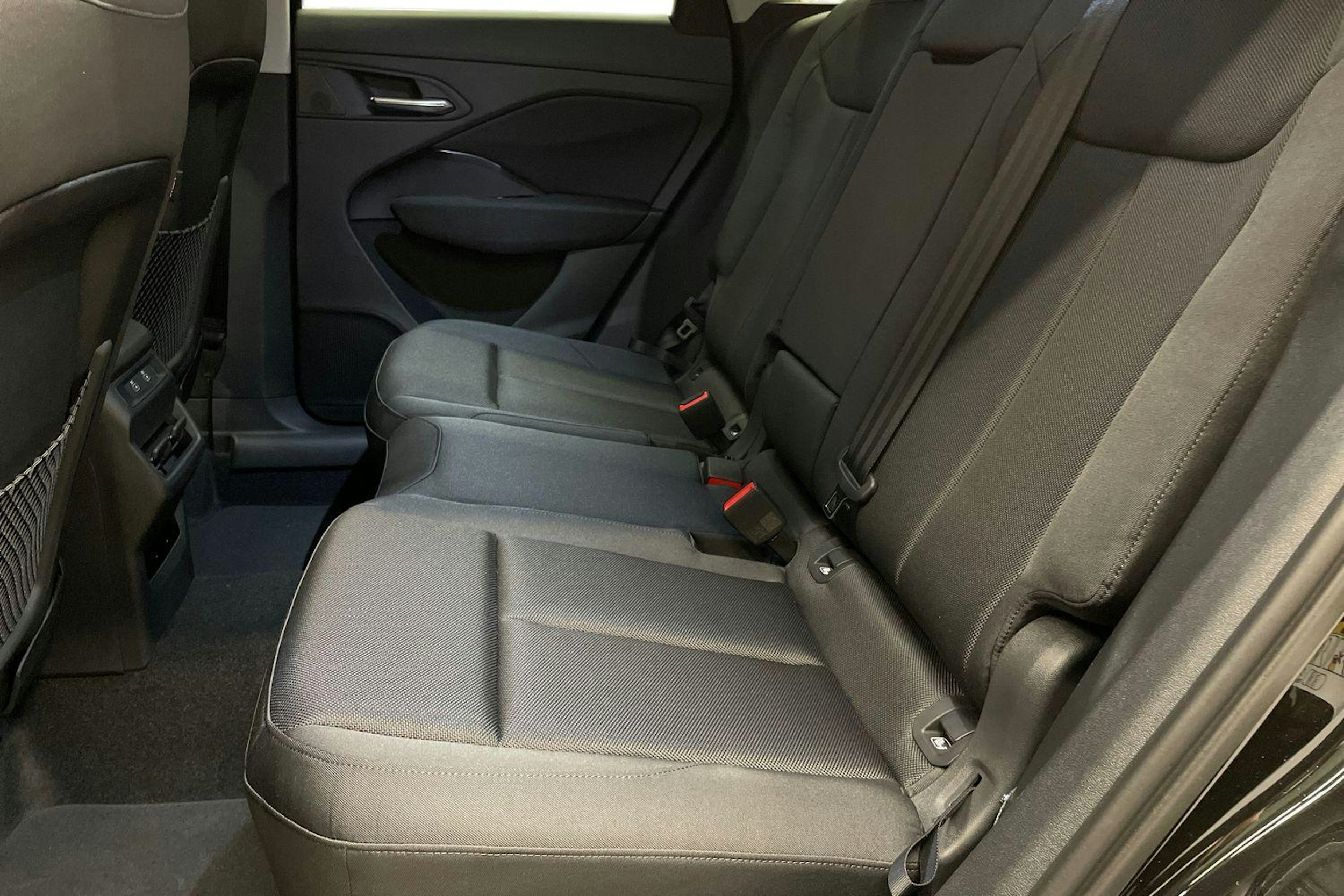 met. musta Audi Q3 2026 kuva 8.