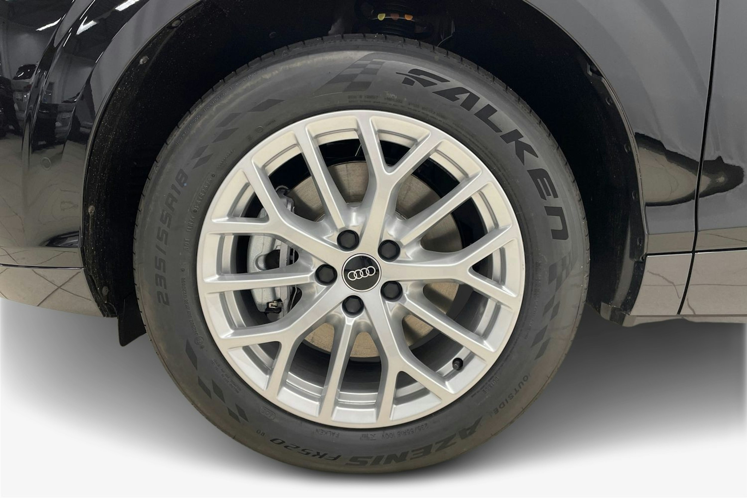 met. musta Audi Q3 2026 kuva 9.