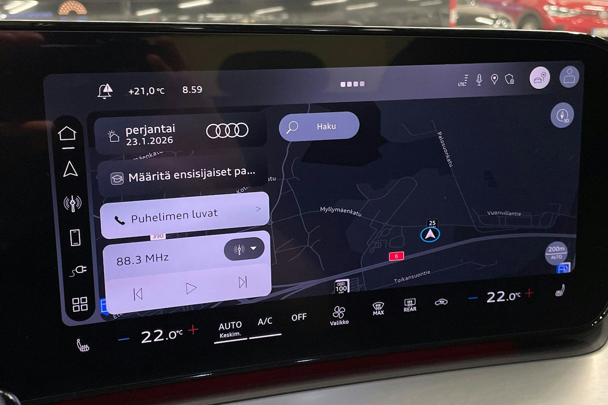 met. musta Audi Q3 2026 kuva 18.