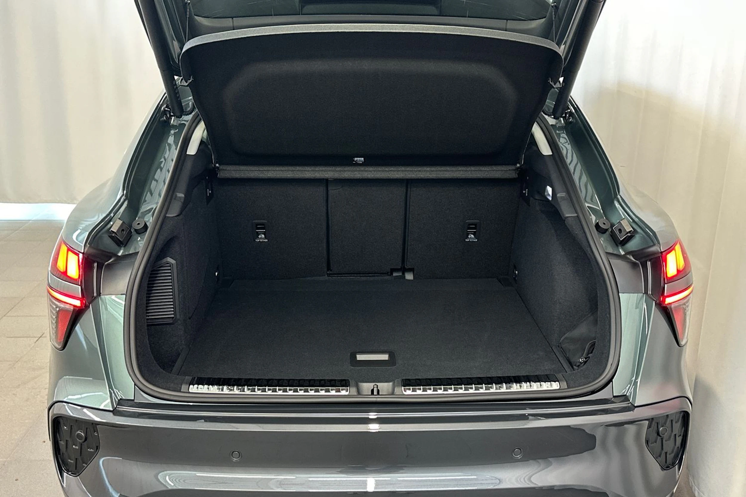 sage vihreä Audi Q3 2026 kuva 12.