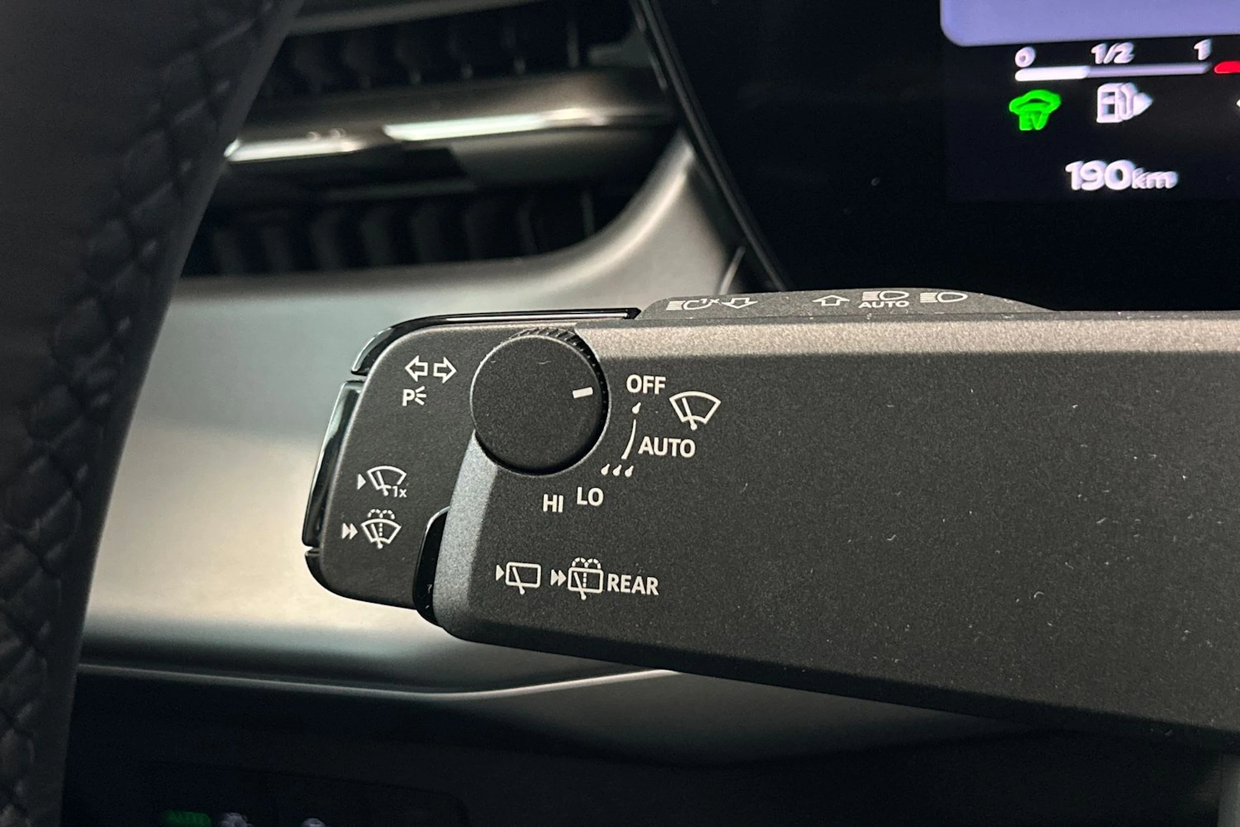 sage vihreä Audi Q3 2026 kuva 20.