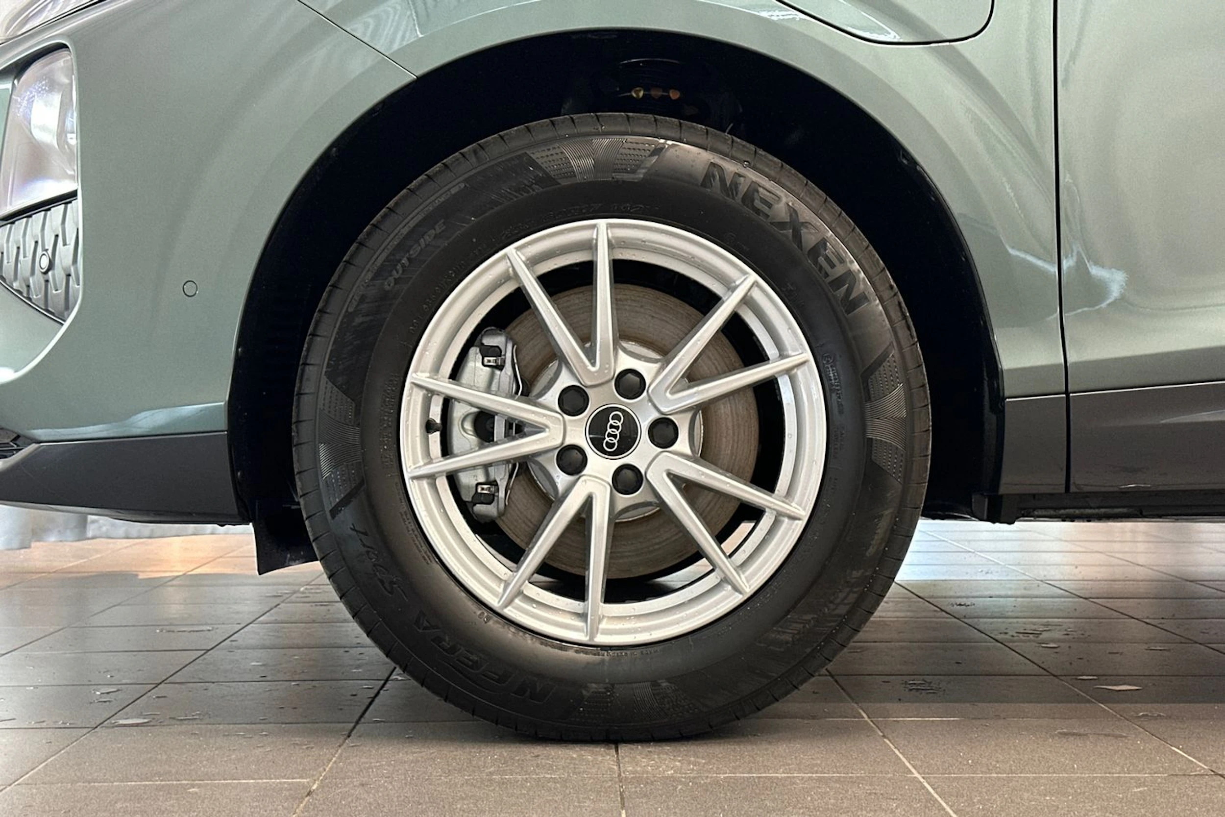 sage vihreä Audi Q3 2026 kuva 28.