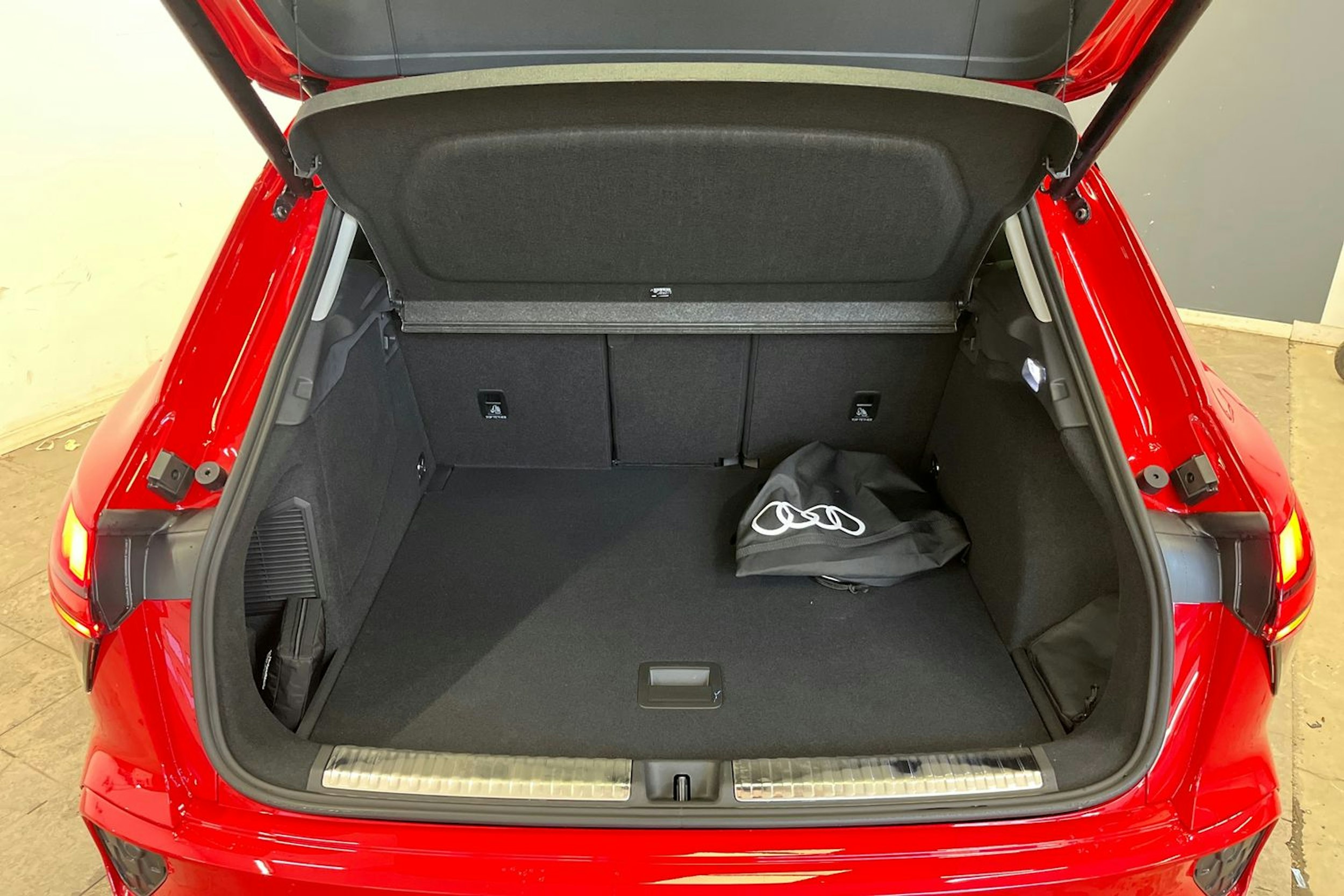 progressive punainen Audi Q3 2026 kuva 11.