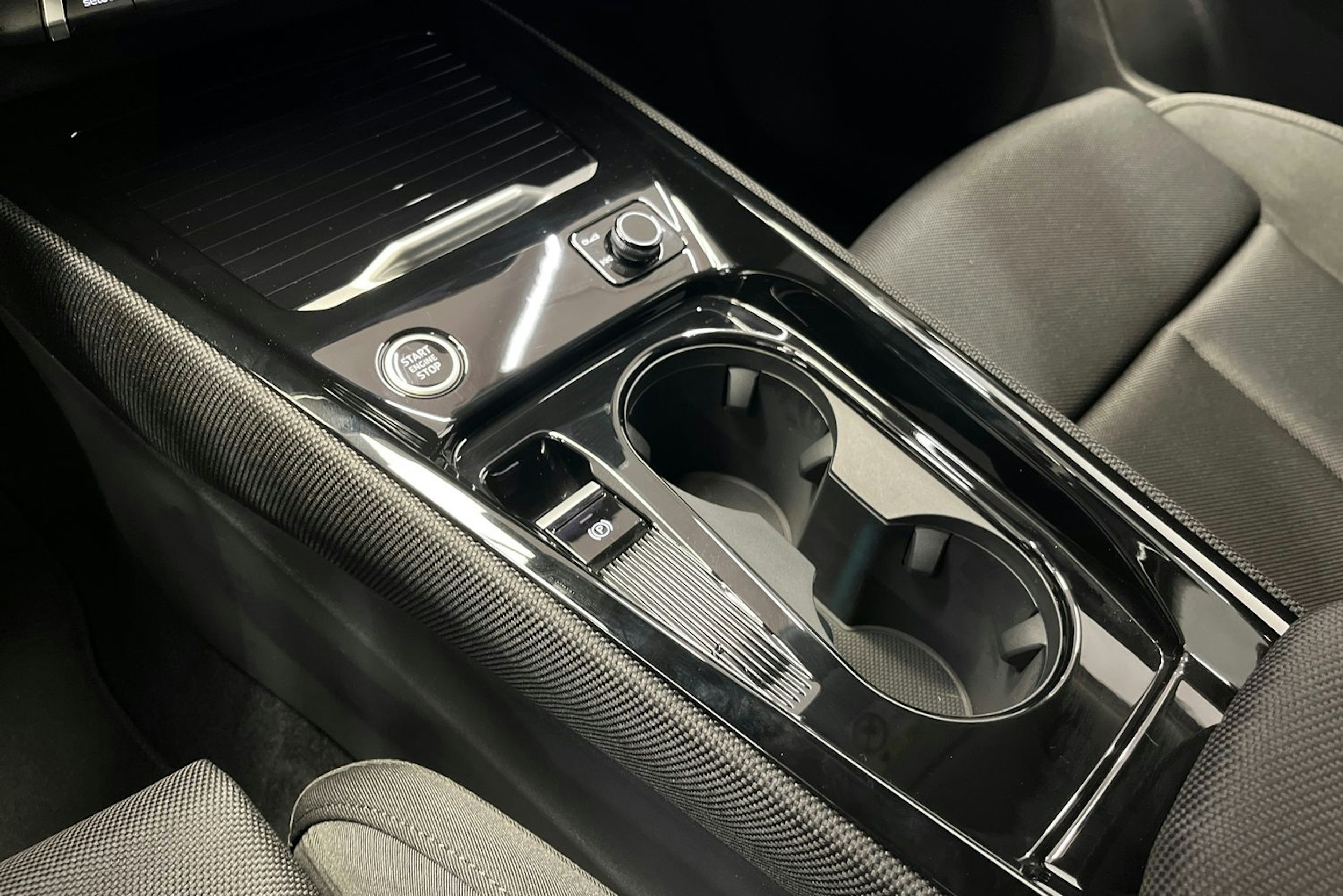 progressive punainen Audi Q3 2026 kuva 15.